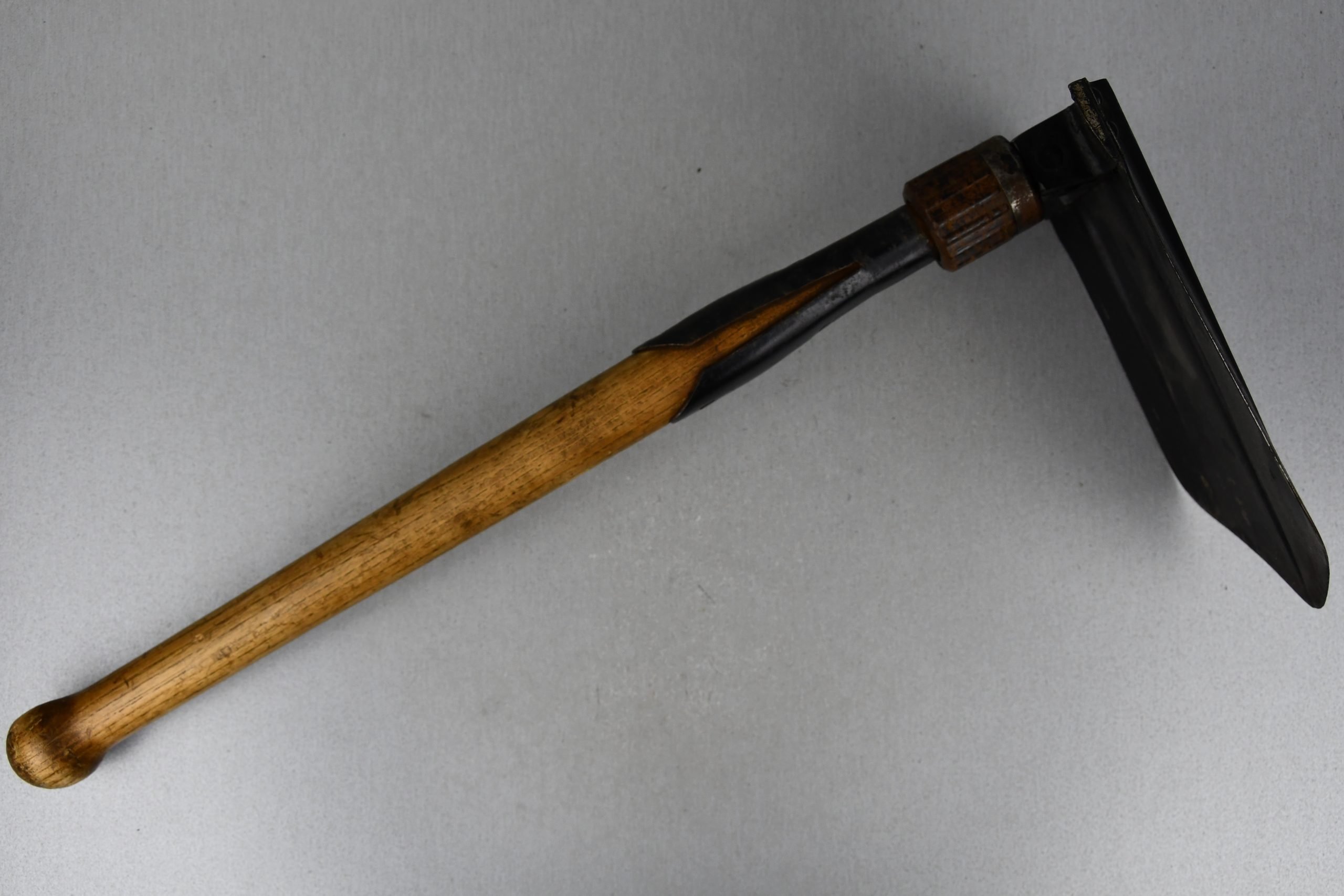 German folding shovel 'Klappspaten' by REX 1940 with leather carrier — image 3