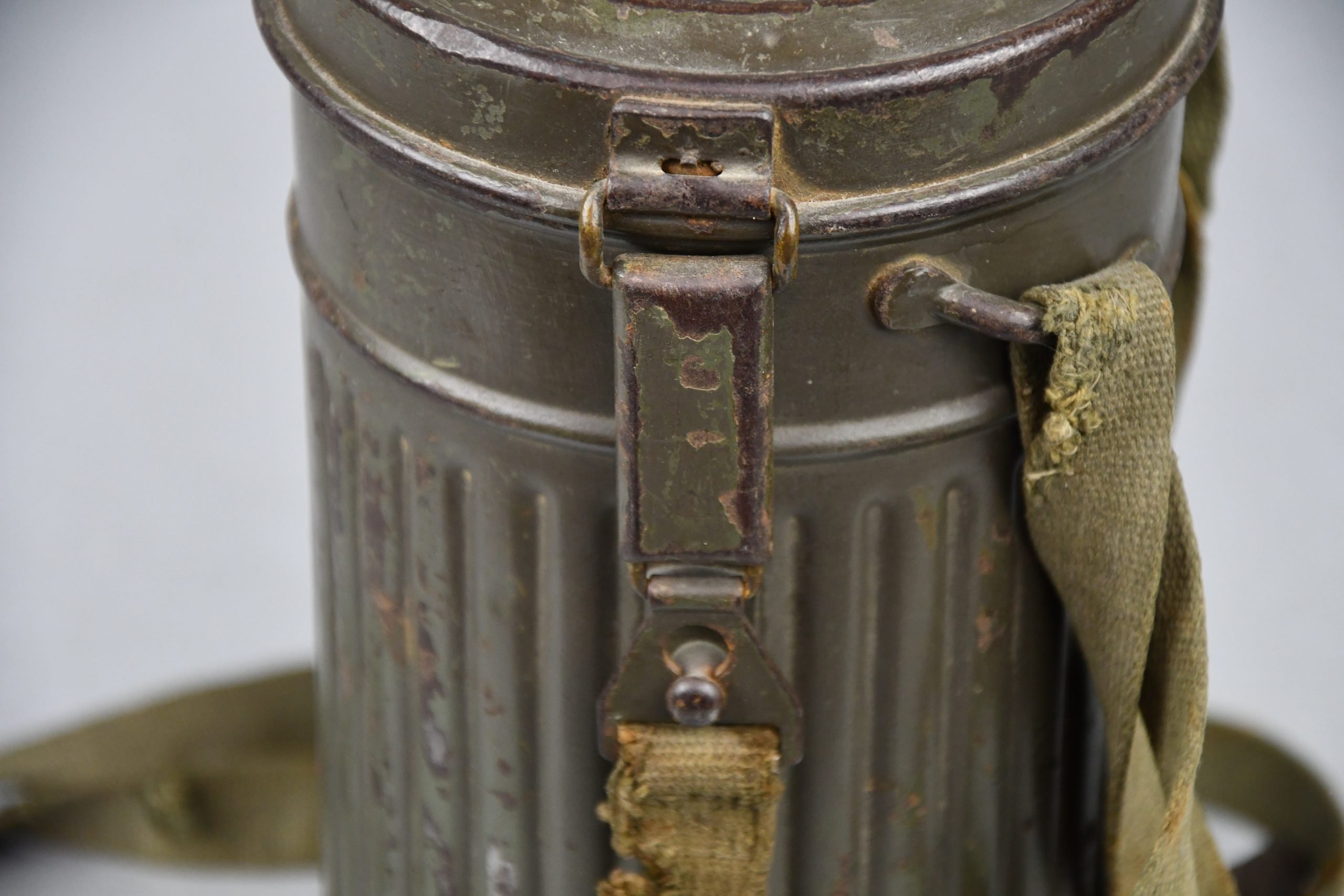 Early Wehrmacht M31 short gas mask named 1937 — image 10