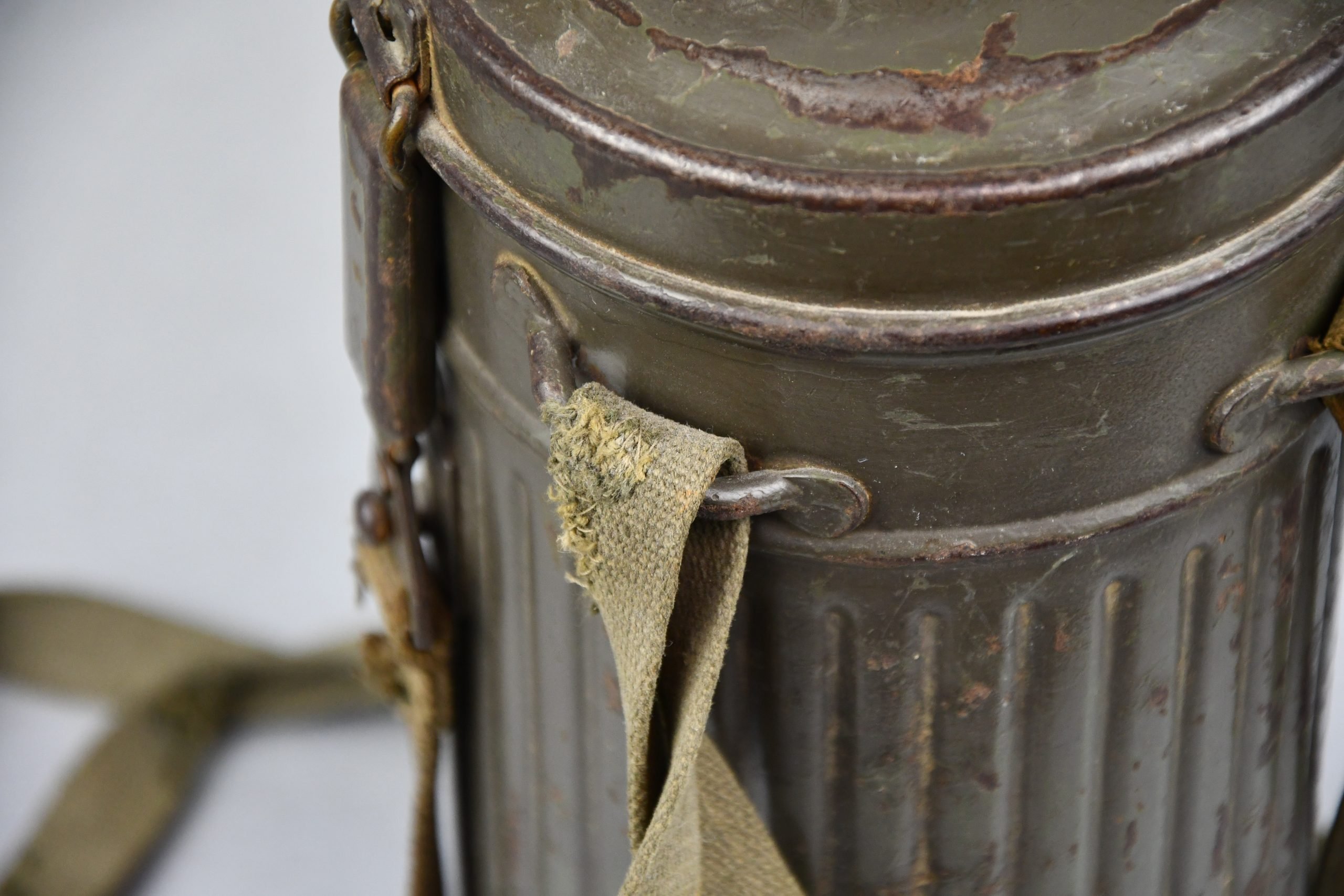 Early Wehrmacht M31 short gas mask named 1937 — image 12