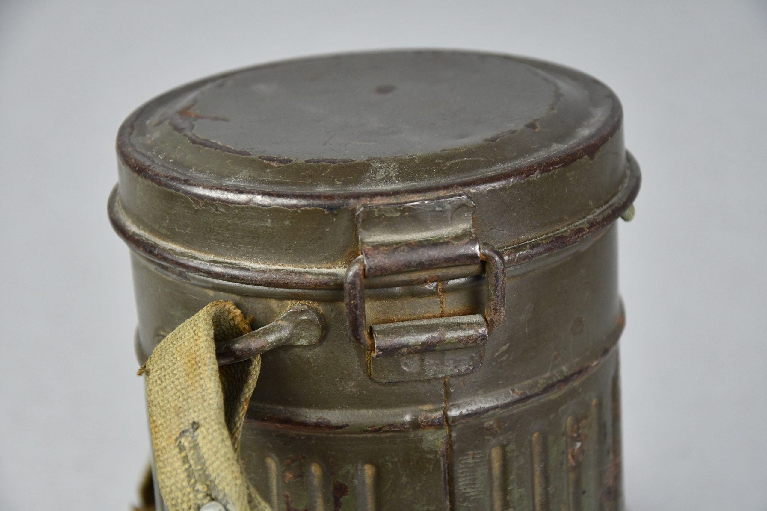 Early Wehrmacht M31 short gas mask named 1937 — image 14