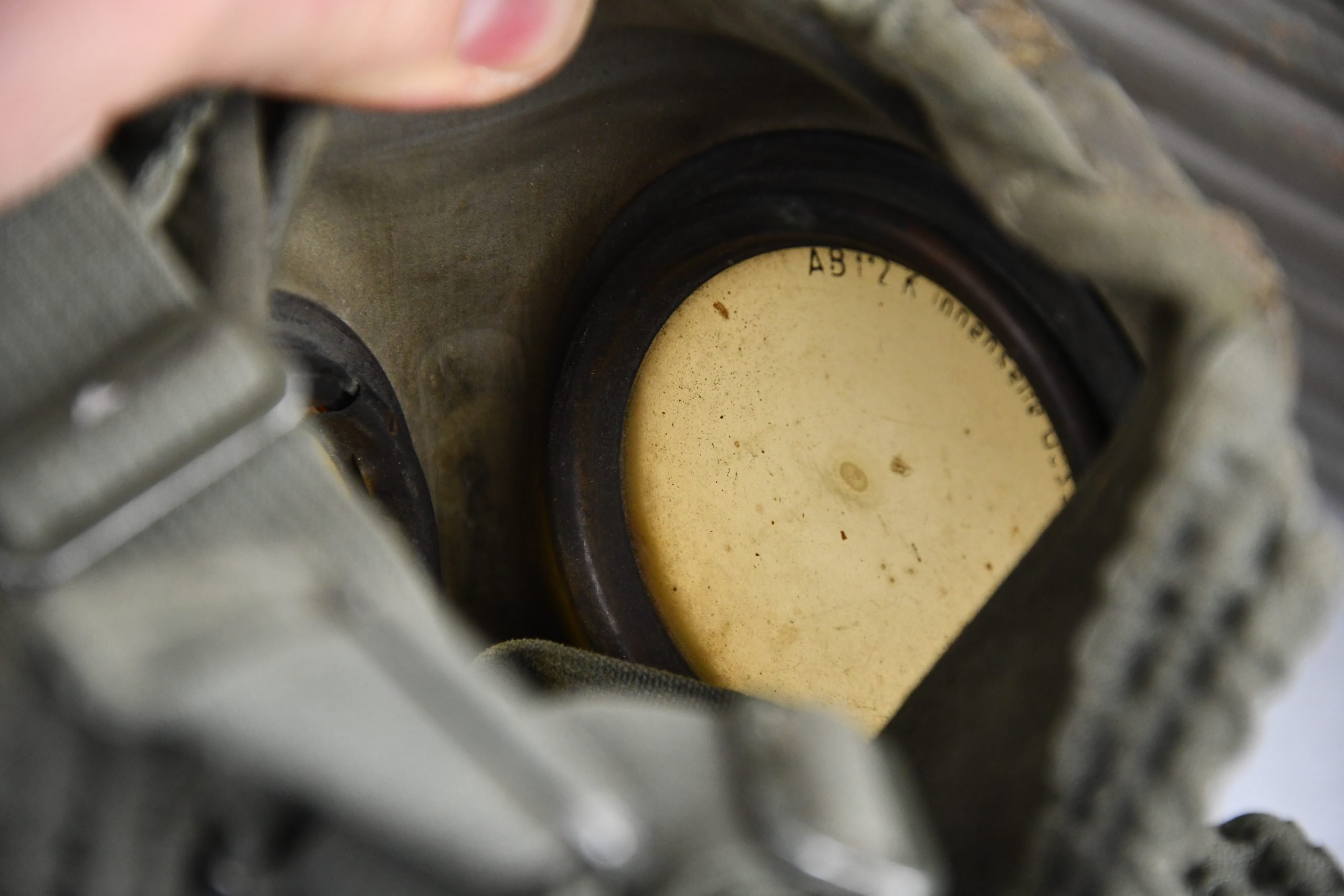 Early Wehrmacht M31 short gas mask named 1937 — image 4