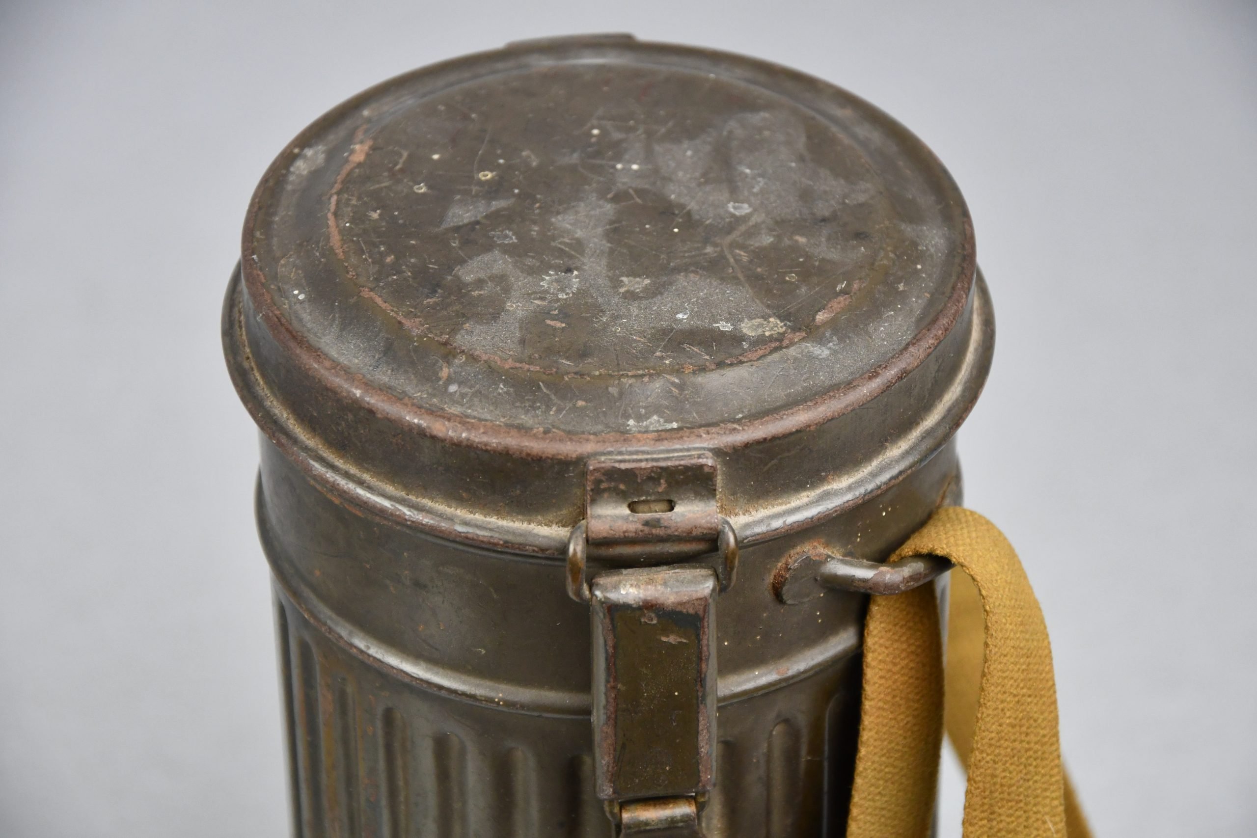 Early Wehrmacht M31 short gas mask named 1937 — image 15