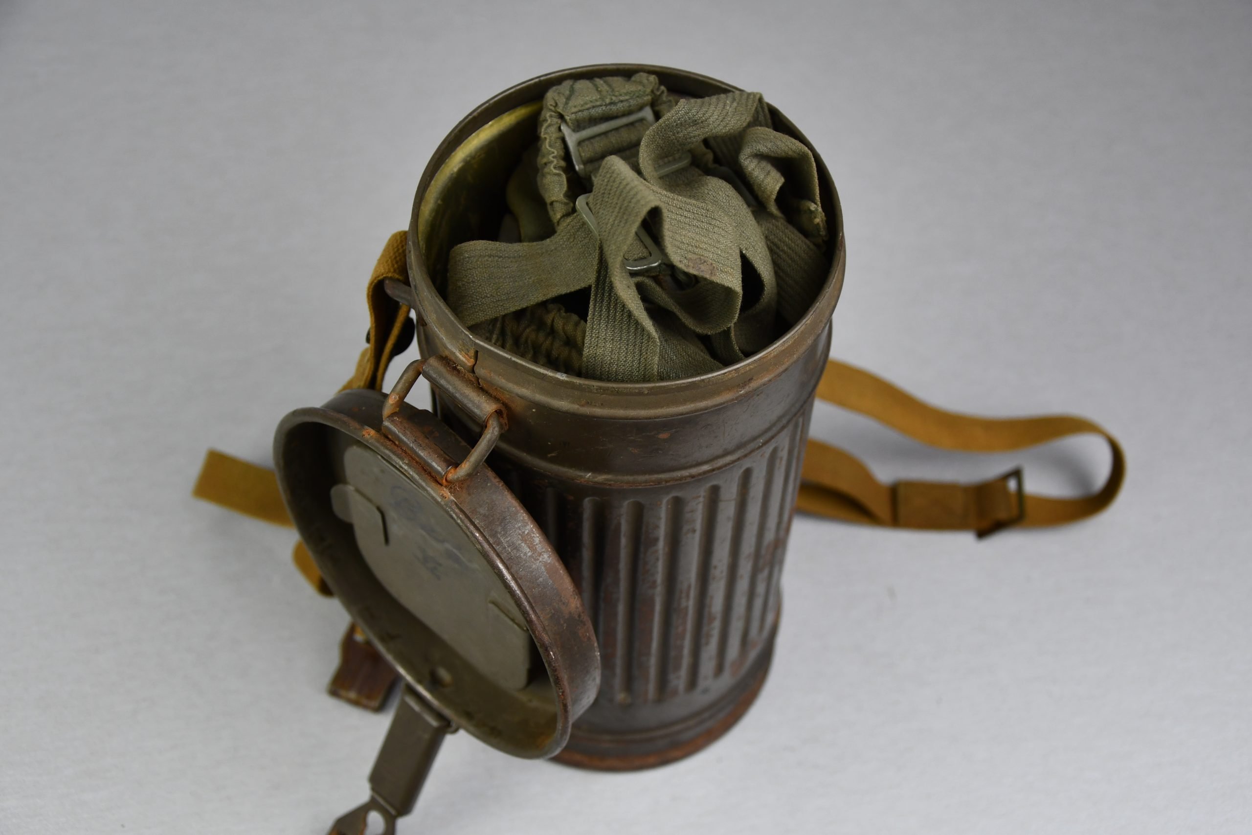 Early Wehrmacht M31 short gas mask named 1937 — image 17