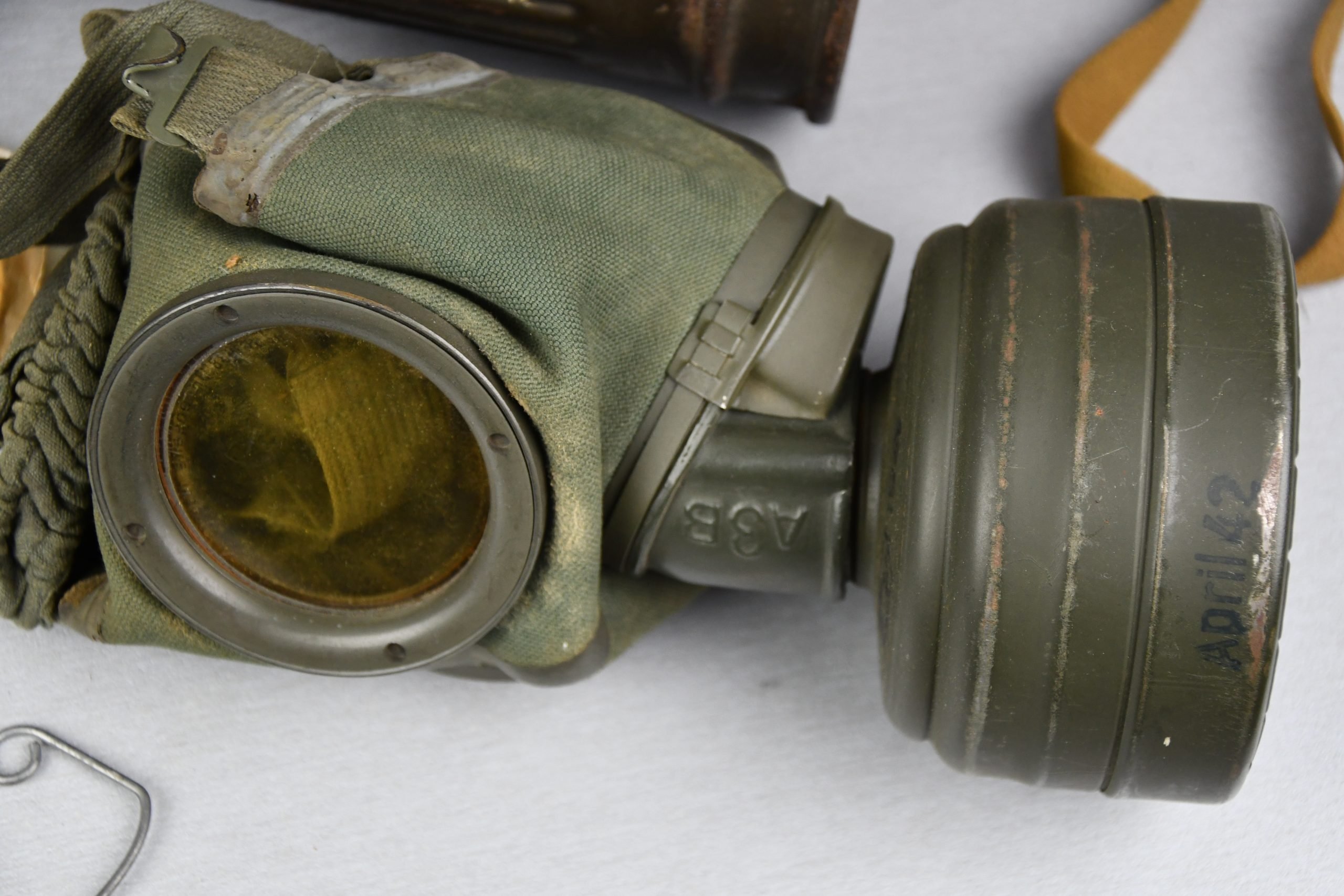 Early Wehrmacht M31 short gas mask named 1937 — image 2