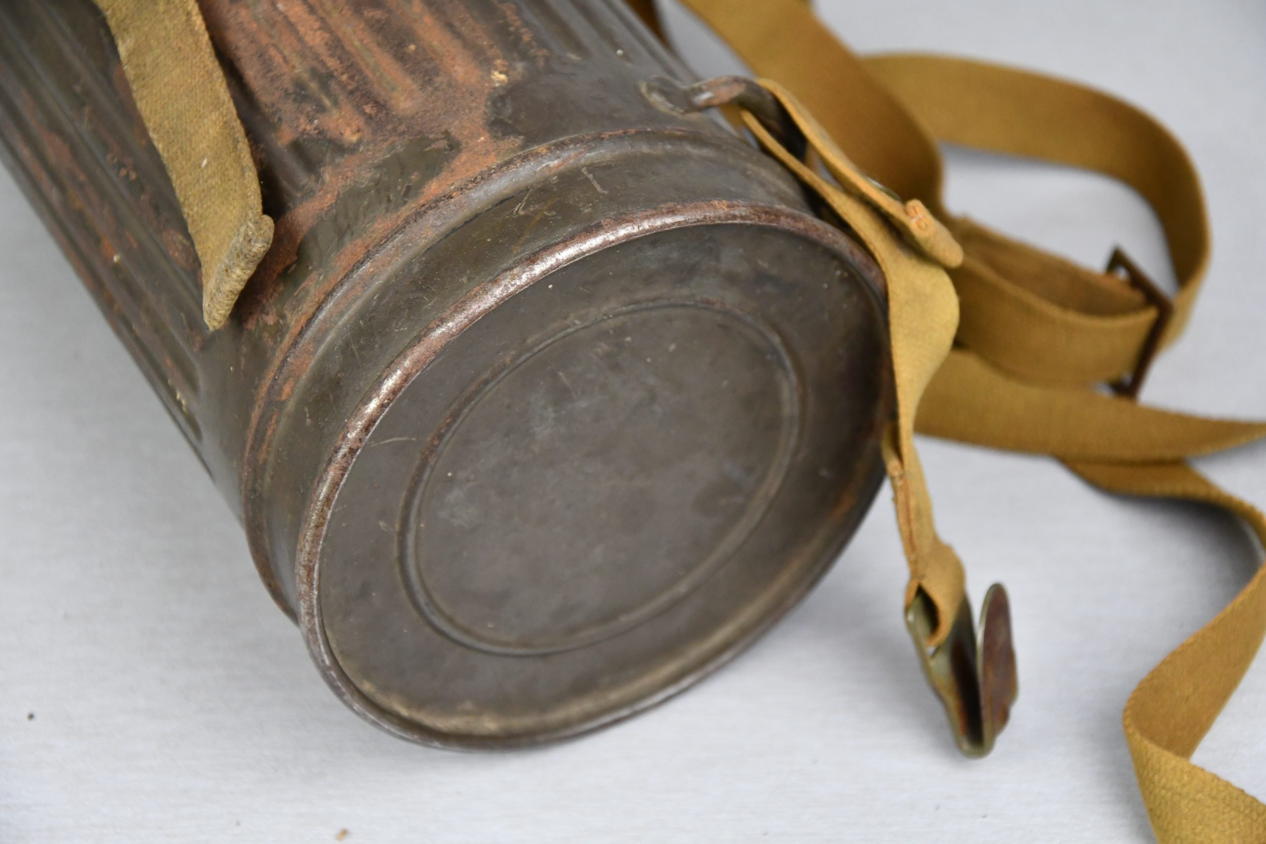 Early Wehrmacht M31 short gas mask named 1937 — image 9