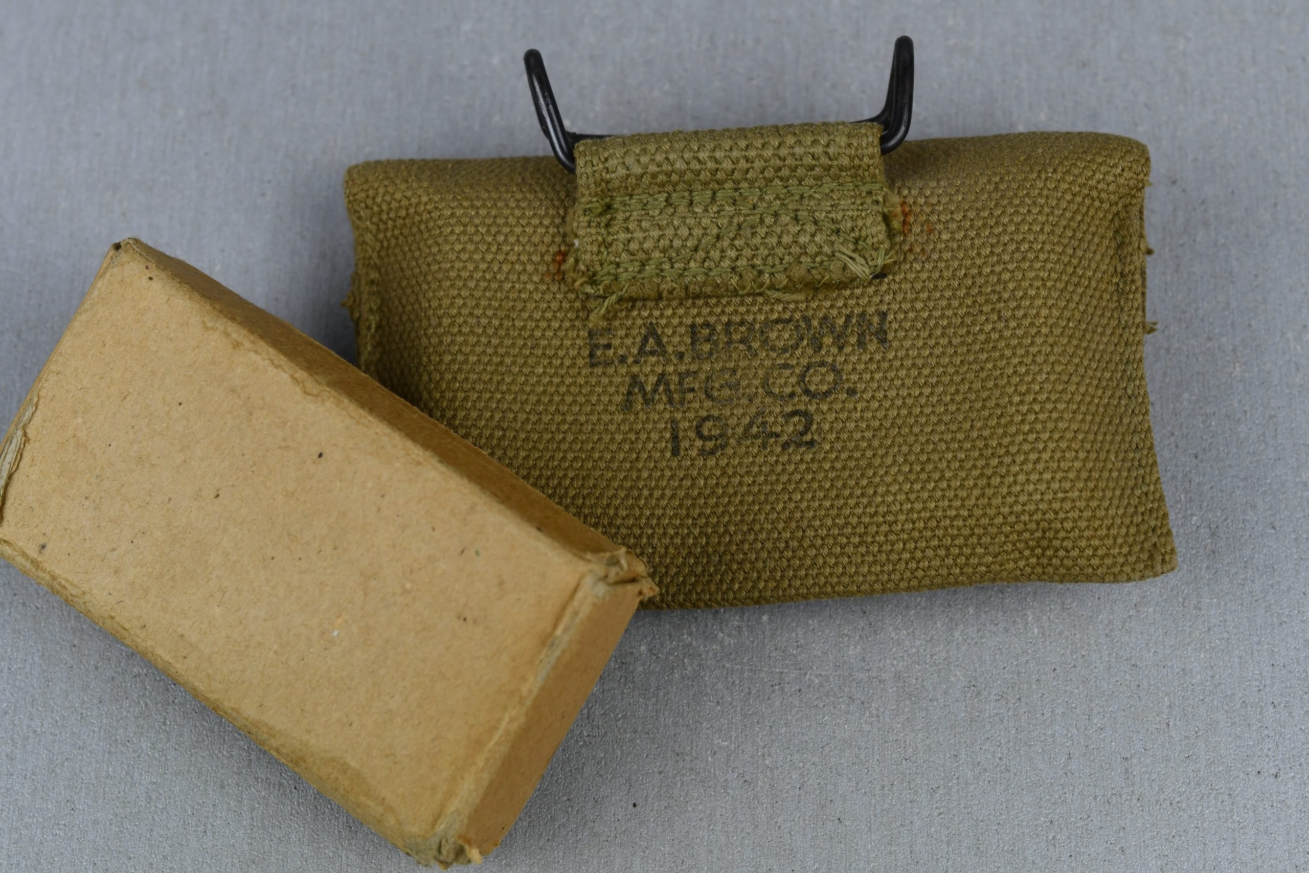 US WW2 M1924 First Aid Pouch dated 1942 — image 2