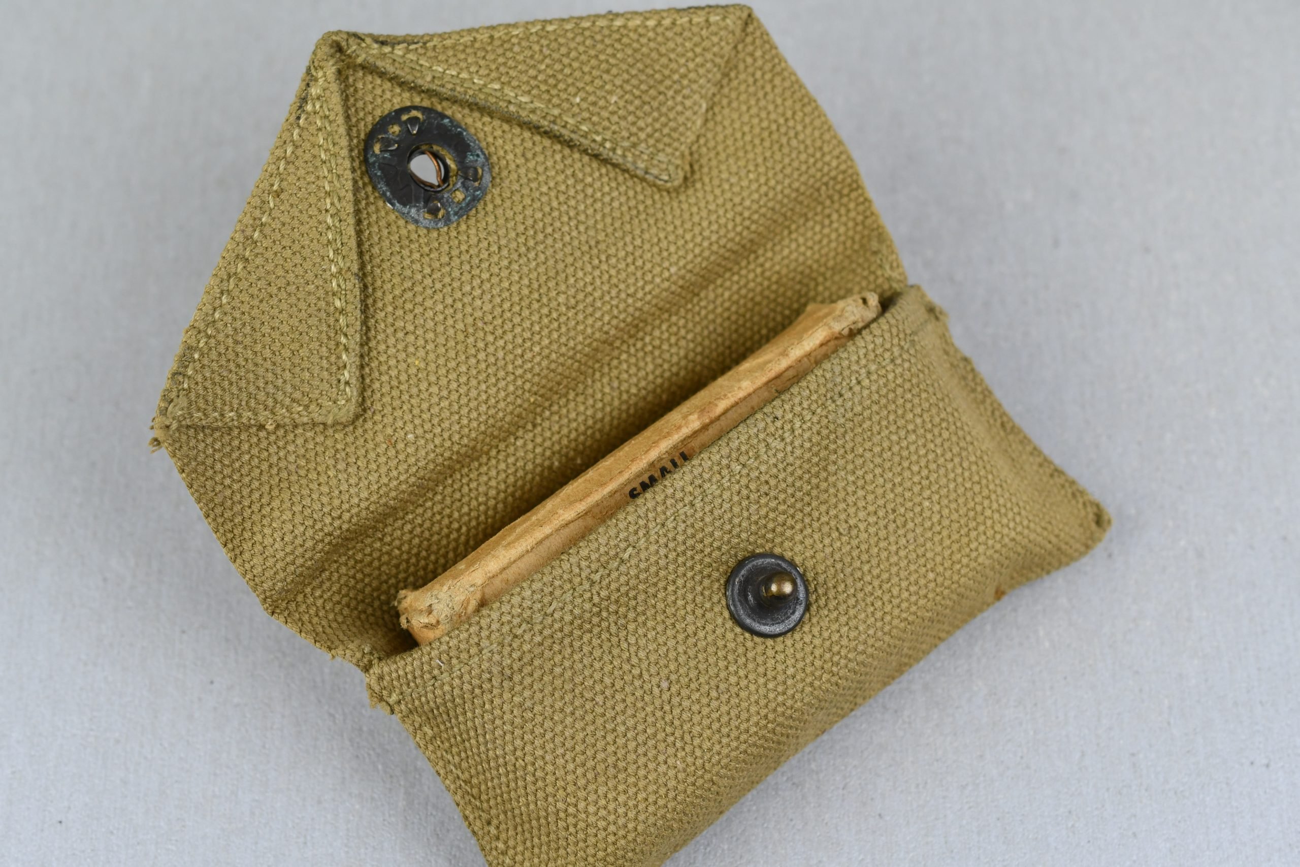 US WW2 M1924 First Aid Pouch dated 1942 — image 3