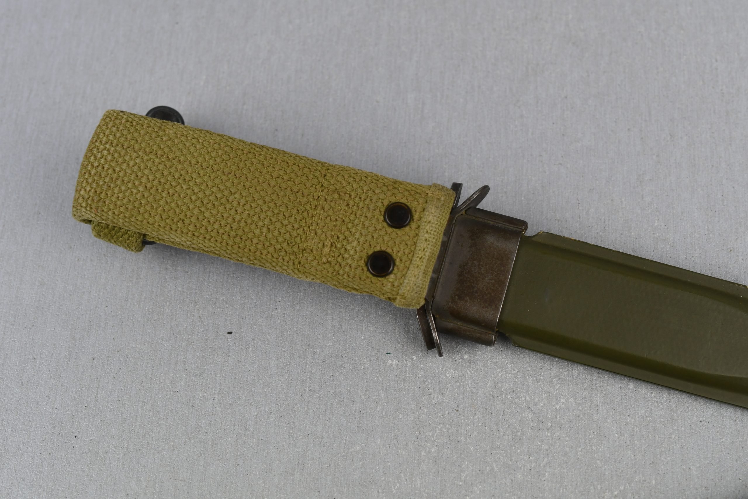 US WW2 M3 Trench Knife & M8 Scabbard with tan webbing — image 3