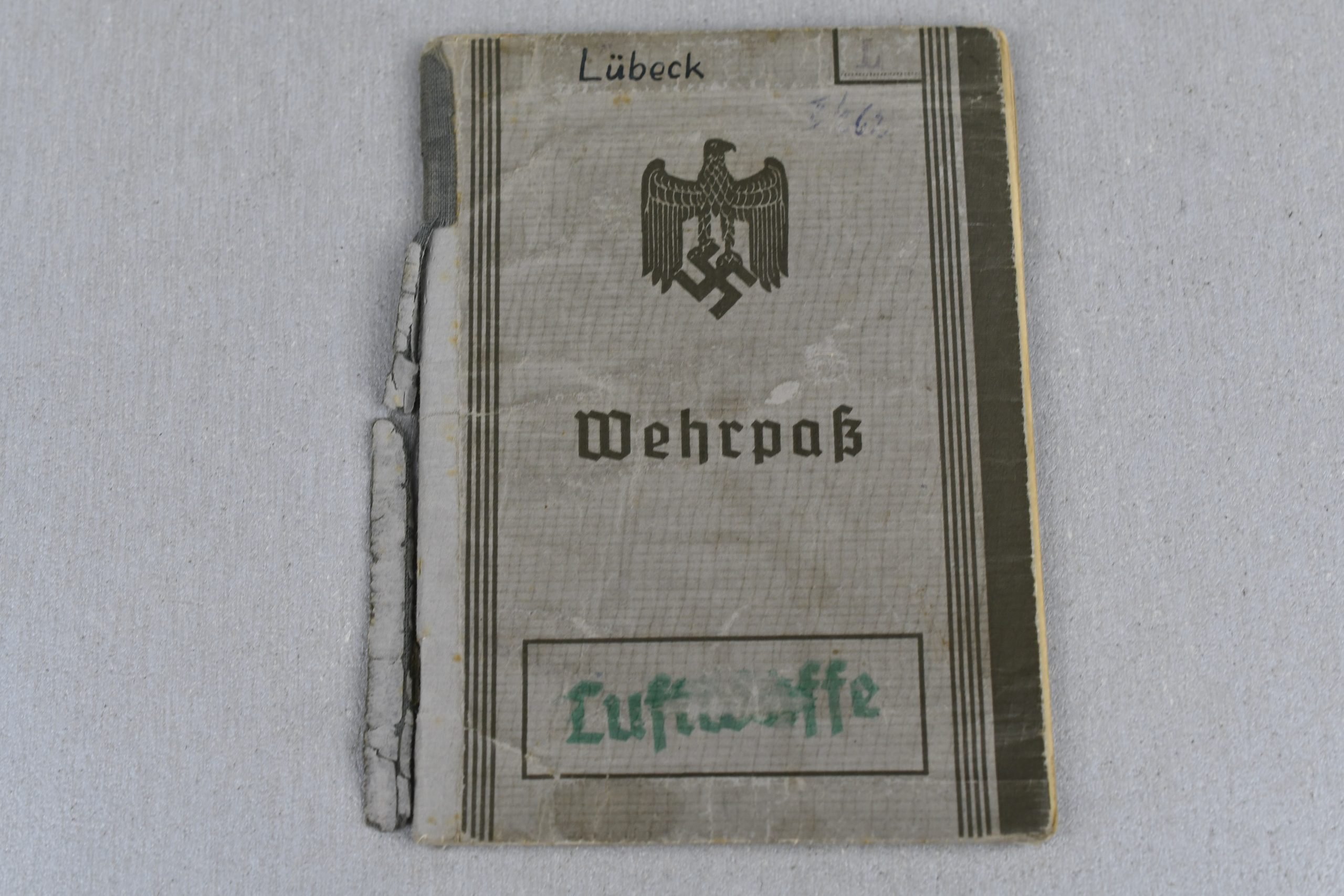 Luftwaffe Wehrpass and Soldbuch grouping Hauptfeldwebel W. Lübeck — image 2