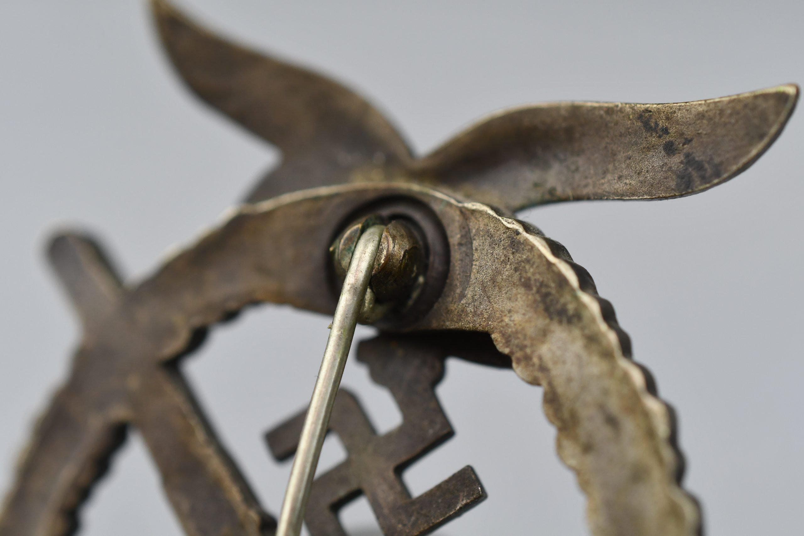 Luftwaffe Flakkampfabzeichen in nickle silver 'Ball Hinge' — image 3