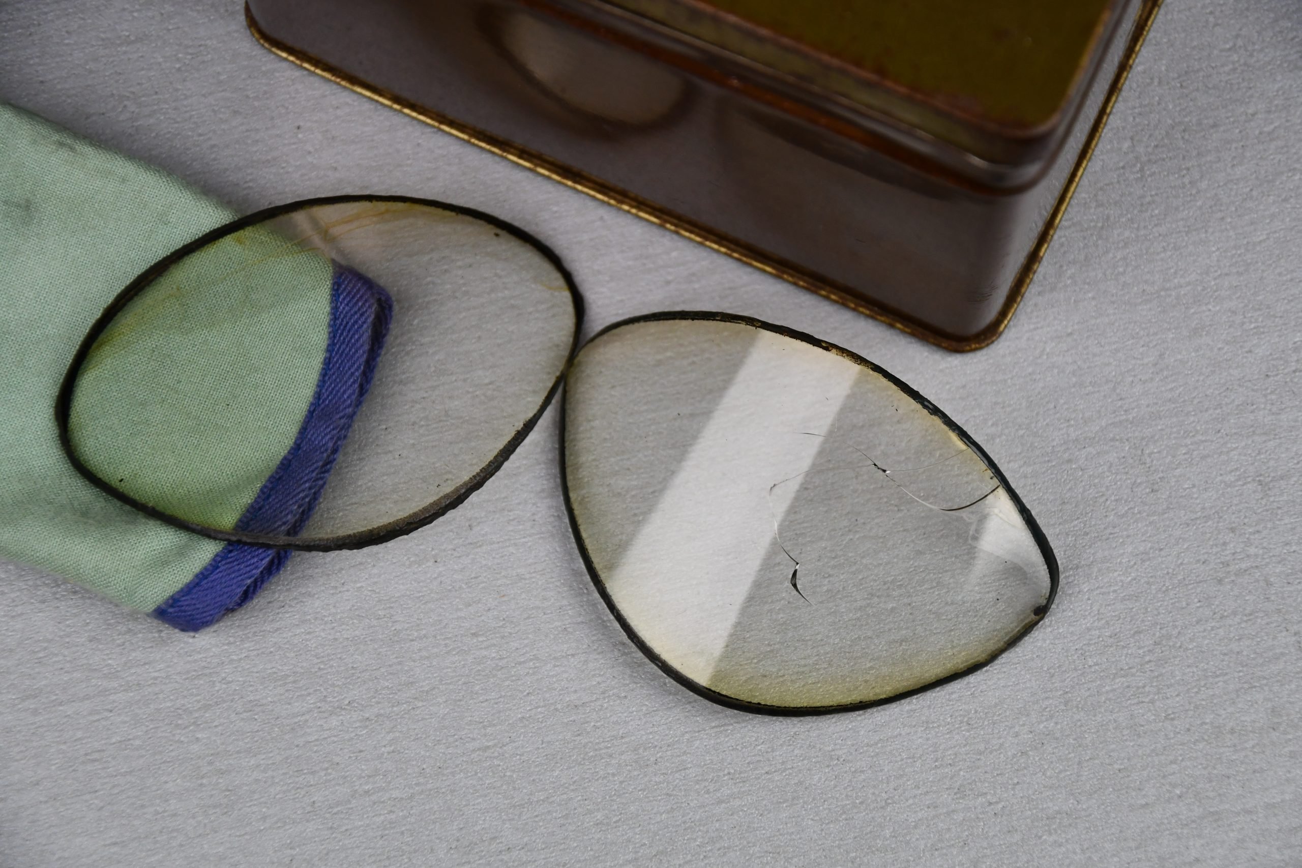 Wehrmacht motorcycle dust goggles 'Kradmelderbrille' box with spare glasses — image 2