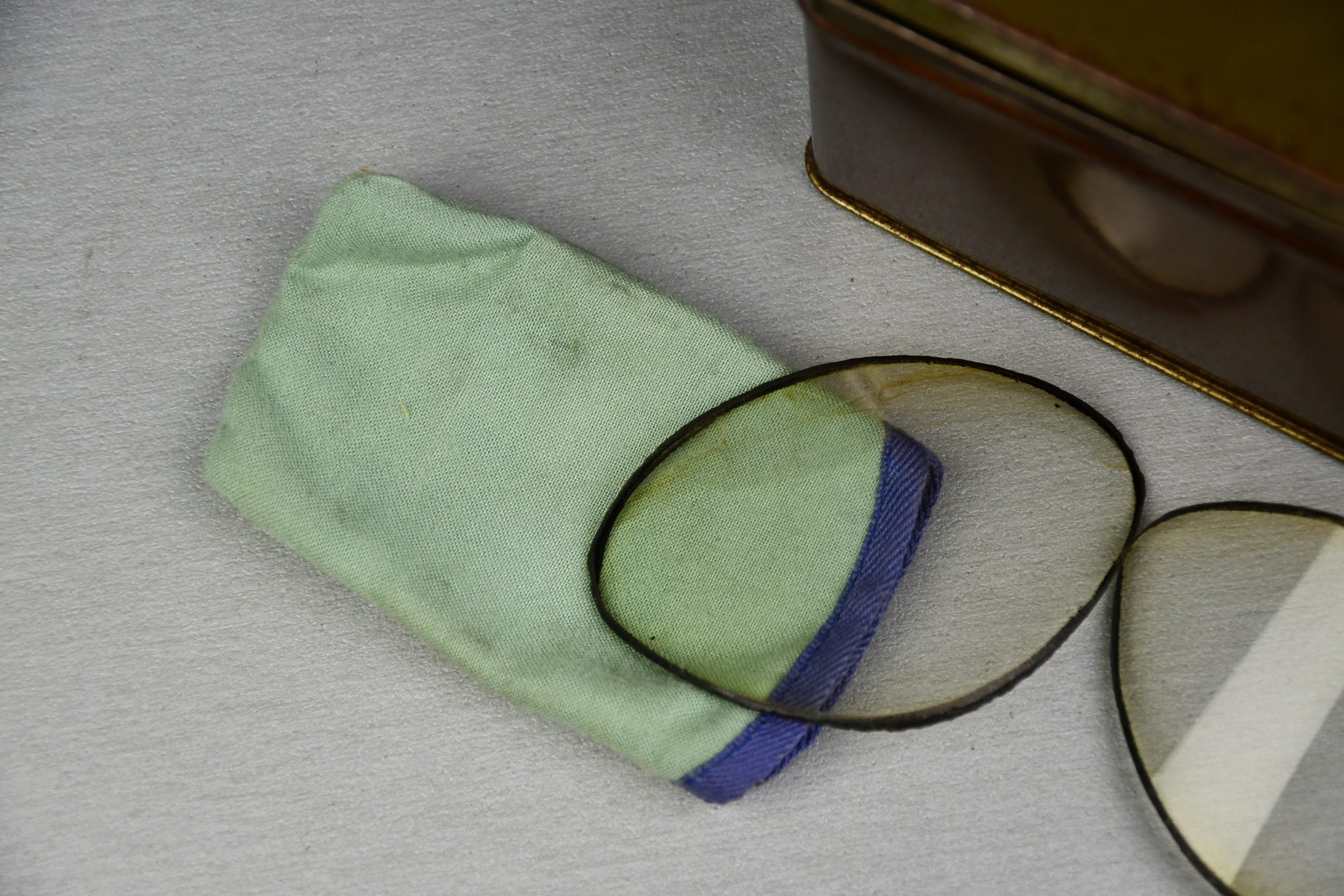 Wehrmacht motorcycle dust goggles 'Kradmelderbrille' box with spare glasses — image 3