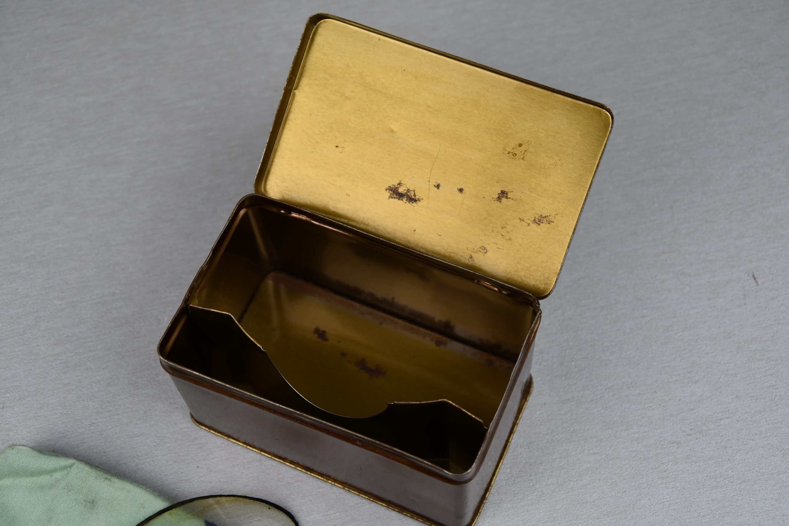 Wehrmacht motorcycle dust goggles 'Kradmelderbrille' box with spare glasses — image 5