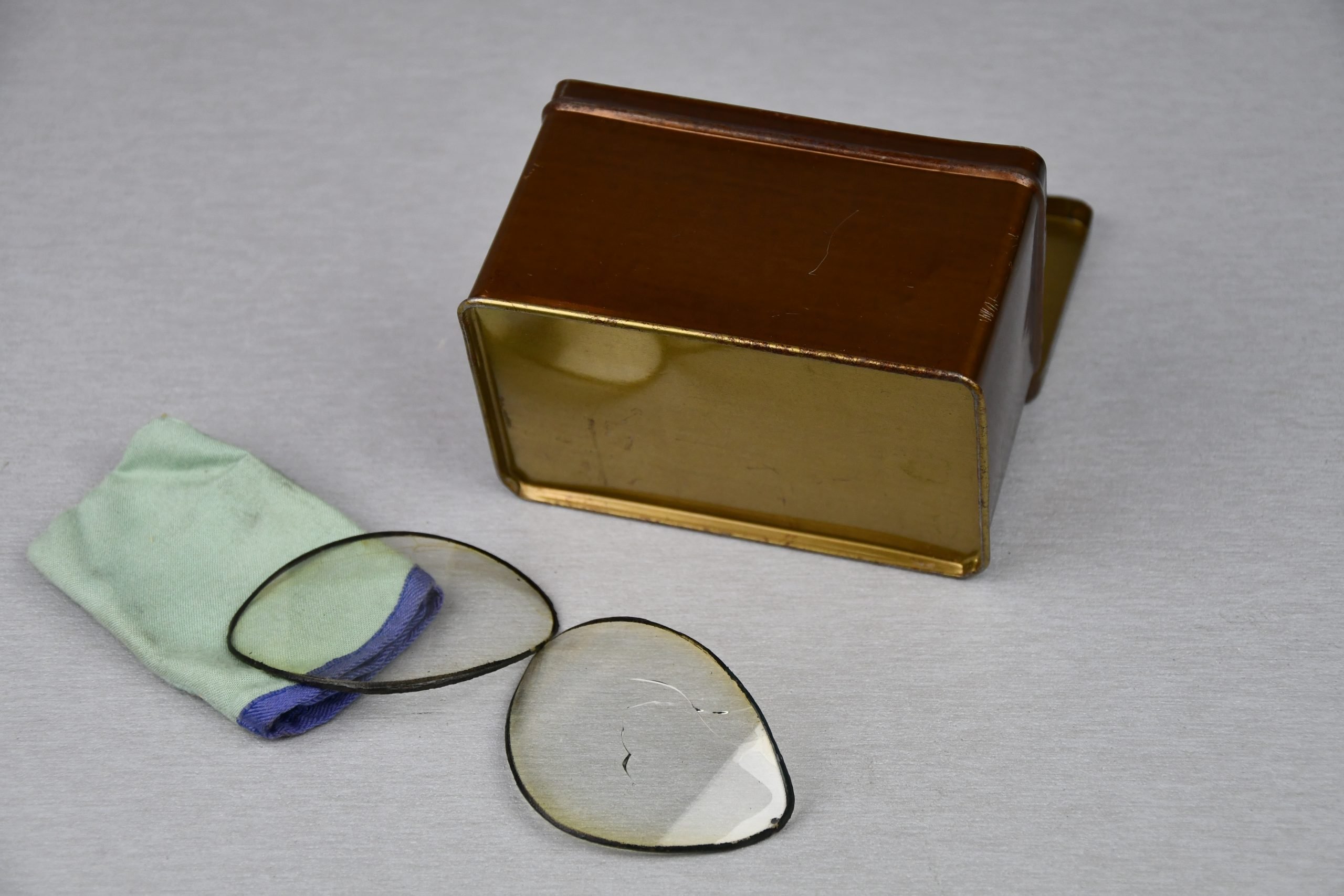 Wehrmacht motorcycle dust goggles 'Kradmelderbrille' box with spare glasses — image 6