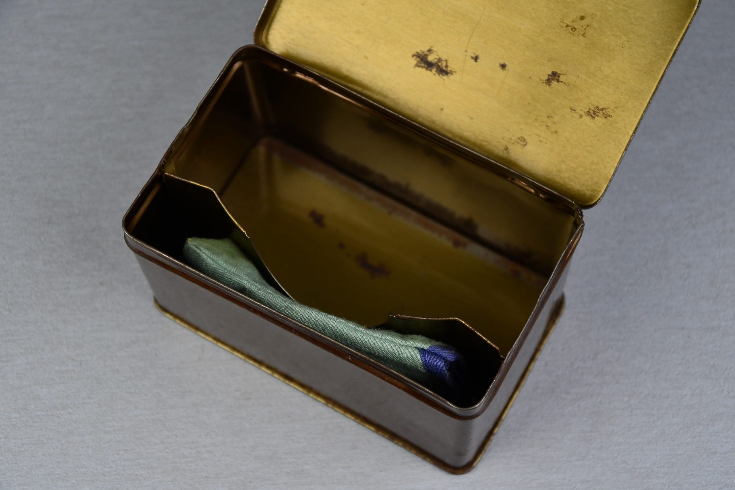 Wehrmacht motorcycle dust goggles 'Kradmelderbrille' box with spare glasses — image 7