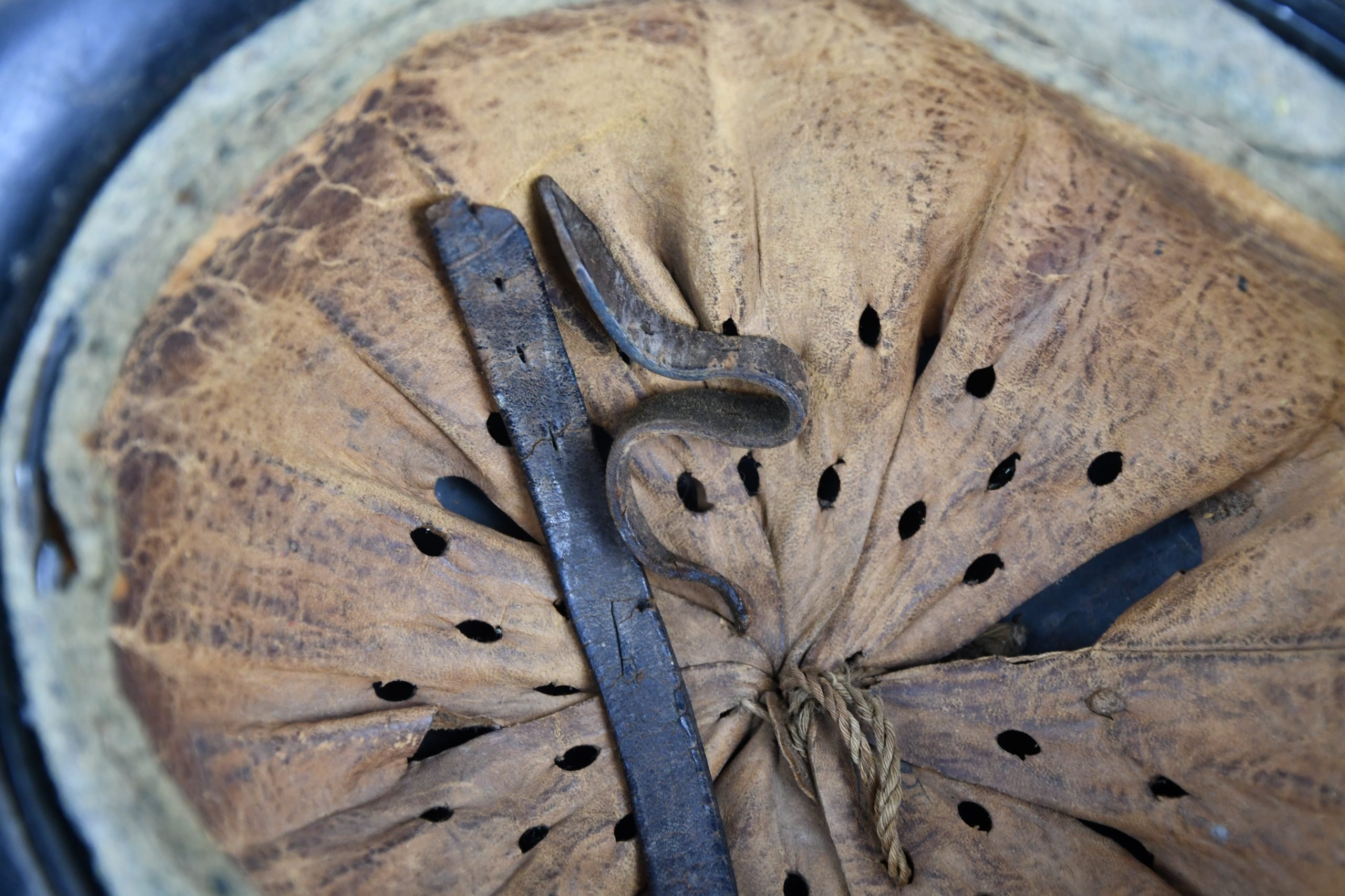 M40 army (Heer) single decal 'black' steel helmet Q64 — image 8