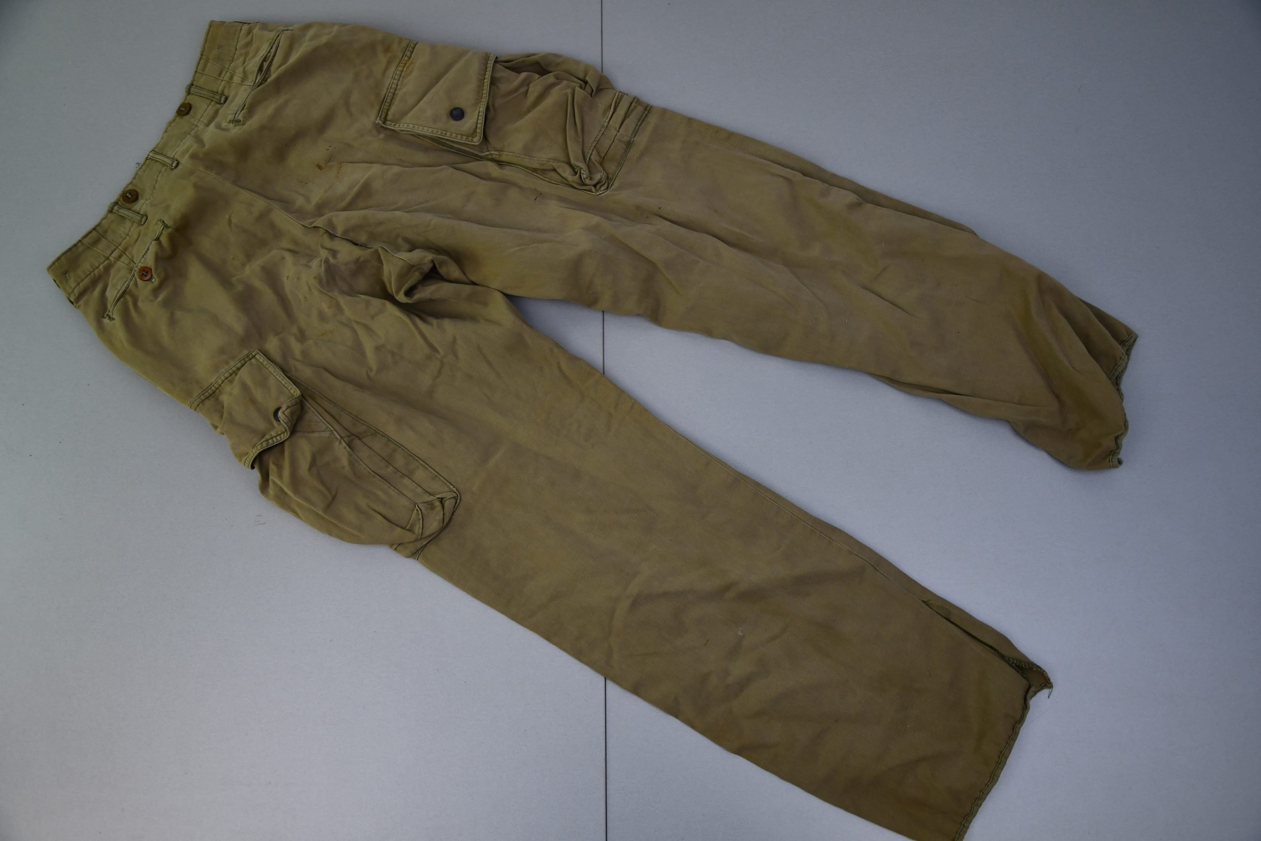 USA WW2 M42 paratrooper matching jump jacket and trousers from the same soldier — image 10