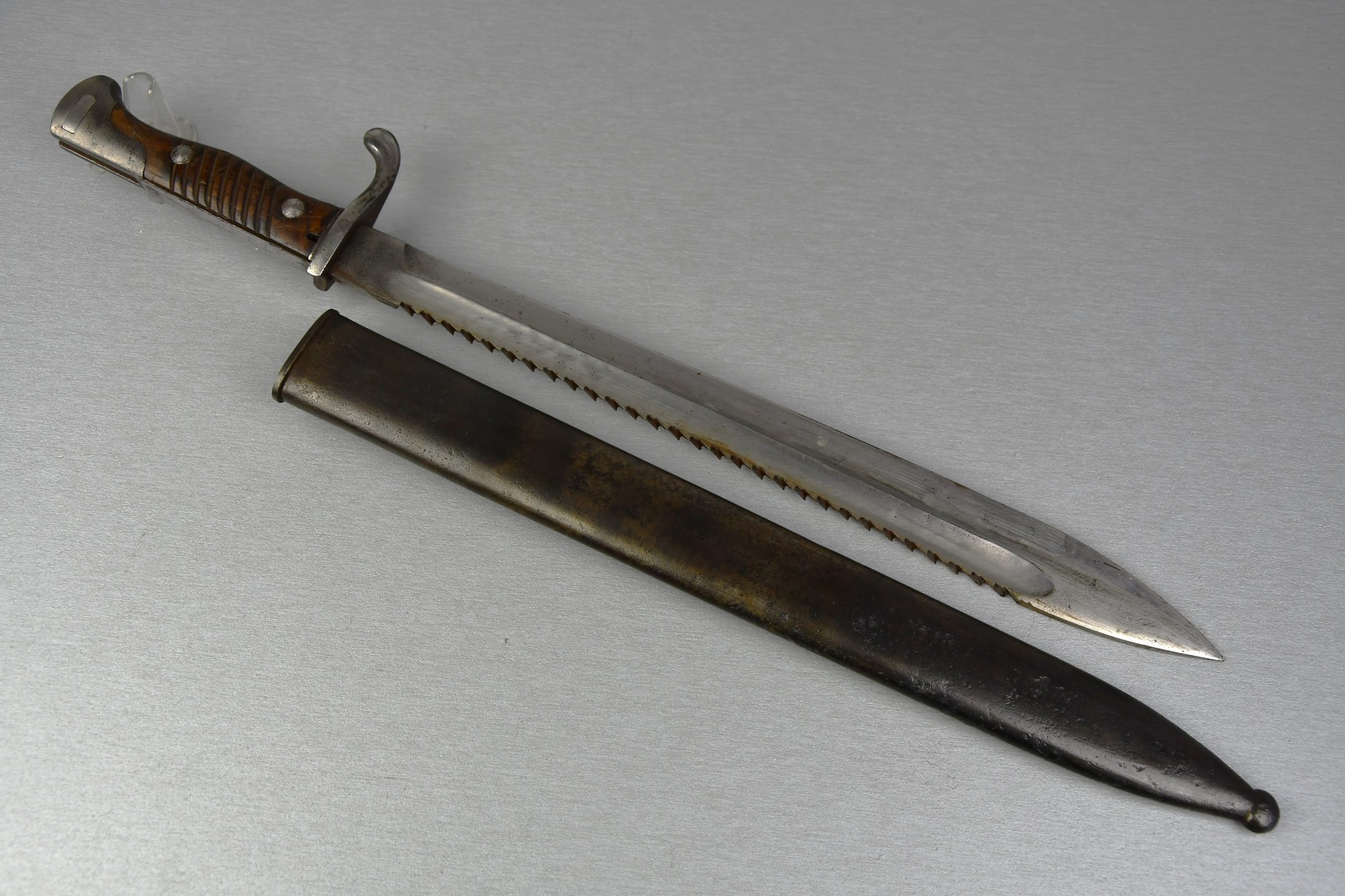 WW1 German M1895/05 'Butcher' bayonet with sawteeth by Erfurt 1915 — image 7