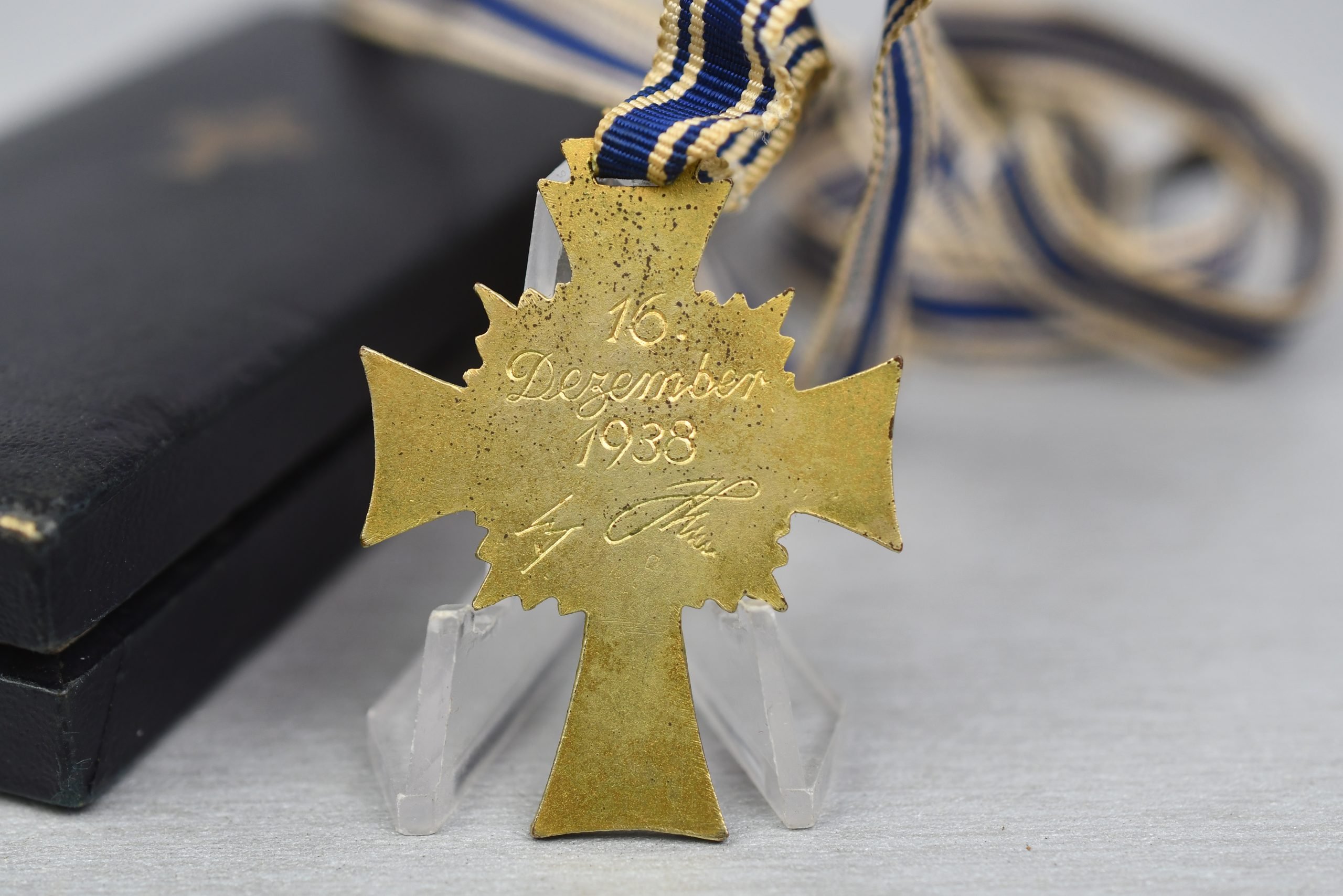 Mother's cross in gold with box by C.E. Juncker — image 2