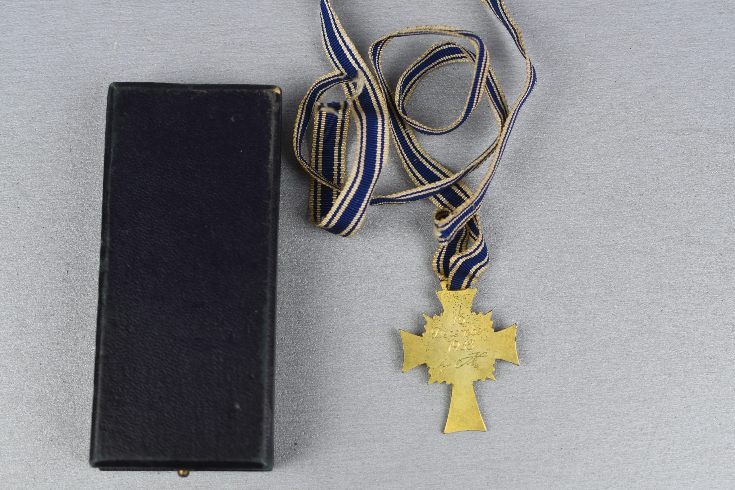Mother's cross in gold with box by C.E. Juncker — image 4