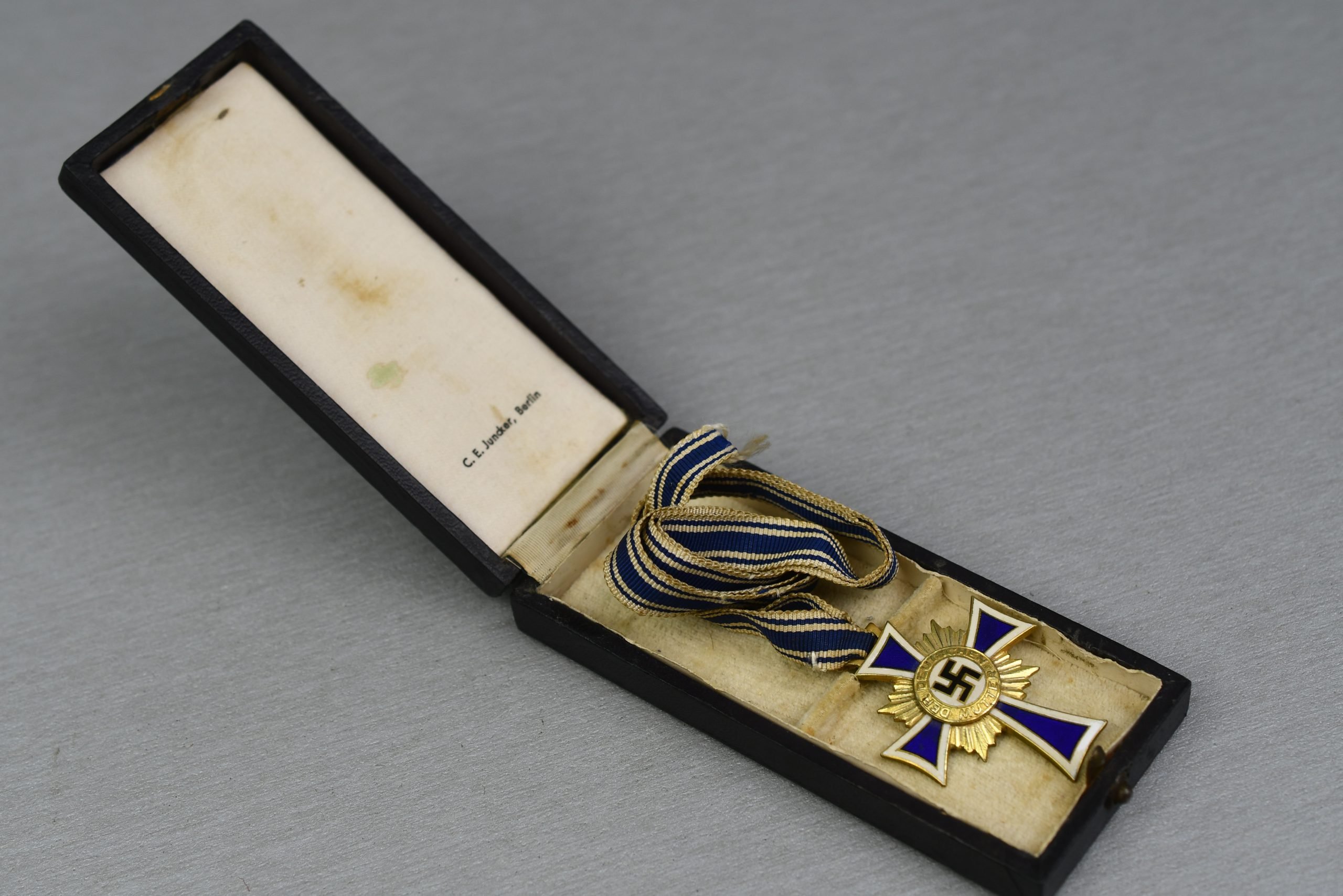 Mother's cross in gold with box by C.E. Juncker — image 5