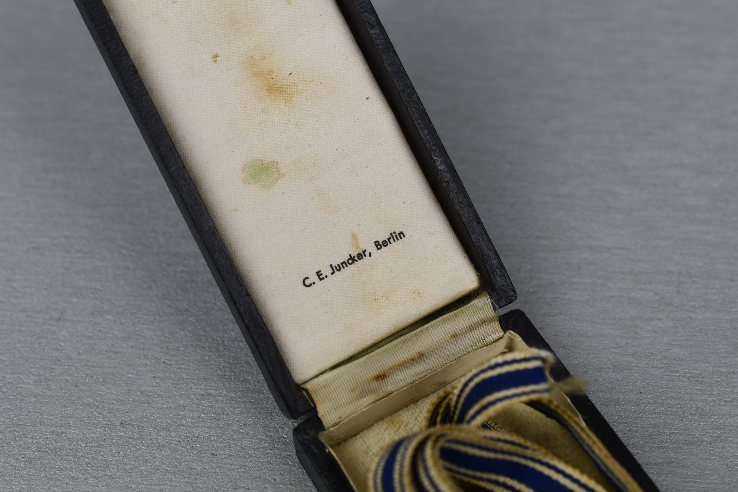 Mother's cross in gold with box by C.E. Juncker — image 6