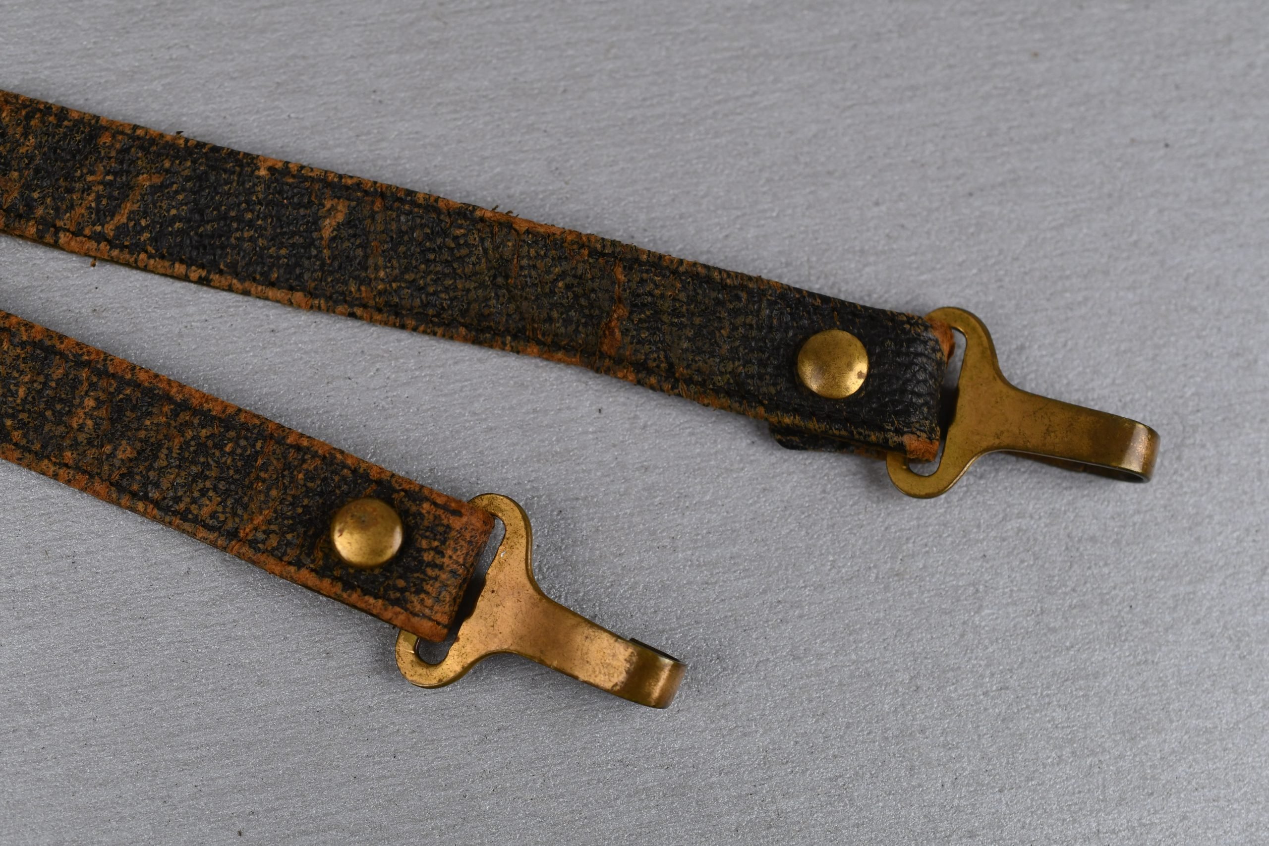 Italian officer's MVSN dagger leather hanger model 1939 — image 3