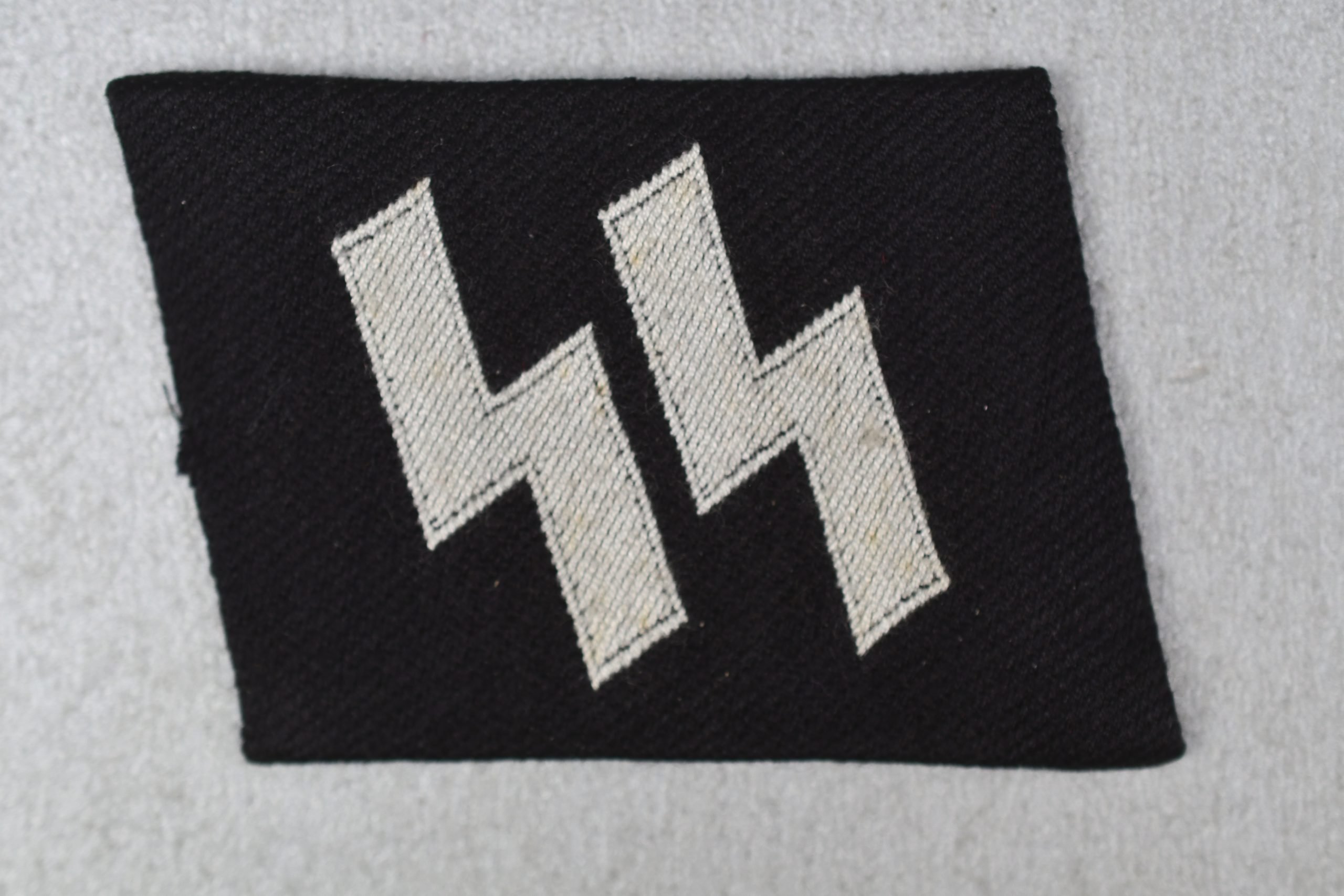 Waffen-SS 'BeVo' collar tab set — image 3