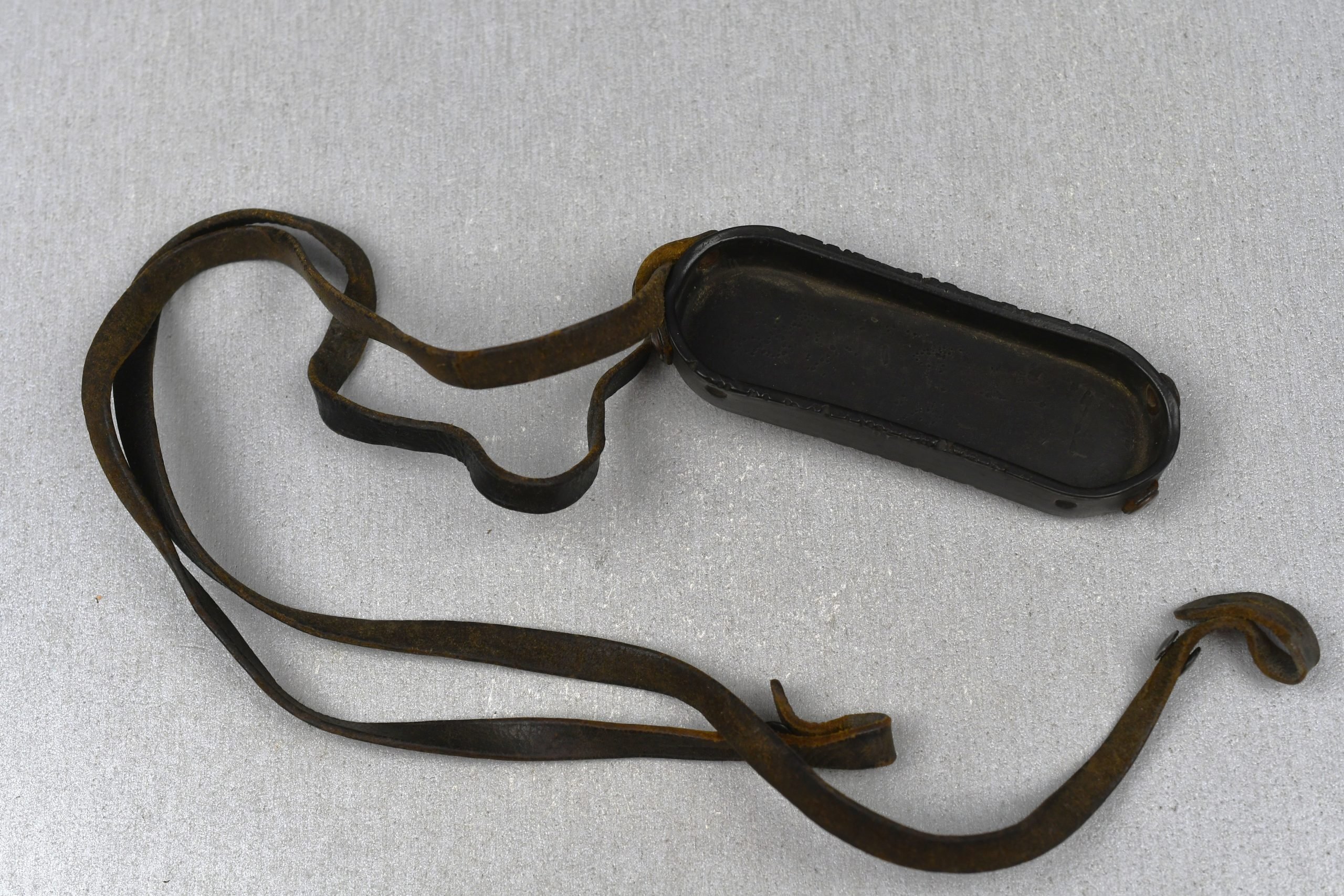 Wehrmacht binoculars 'Dienstglas' leather carrying strap with rubber lens protector — image 2
