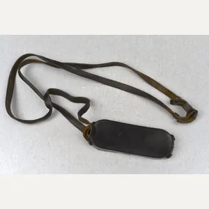 Wehrmacht binoculars 'Dienstglas' leather carrying strap with rubber lens protector