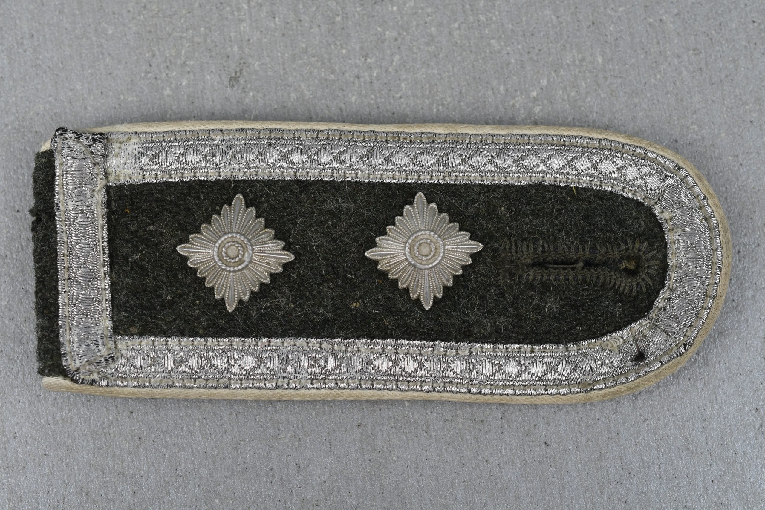M40 army (Heer) infantry shoulder board for 'Oberfeldwebel'with blue backing — image 2