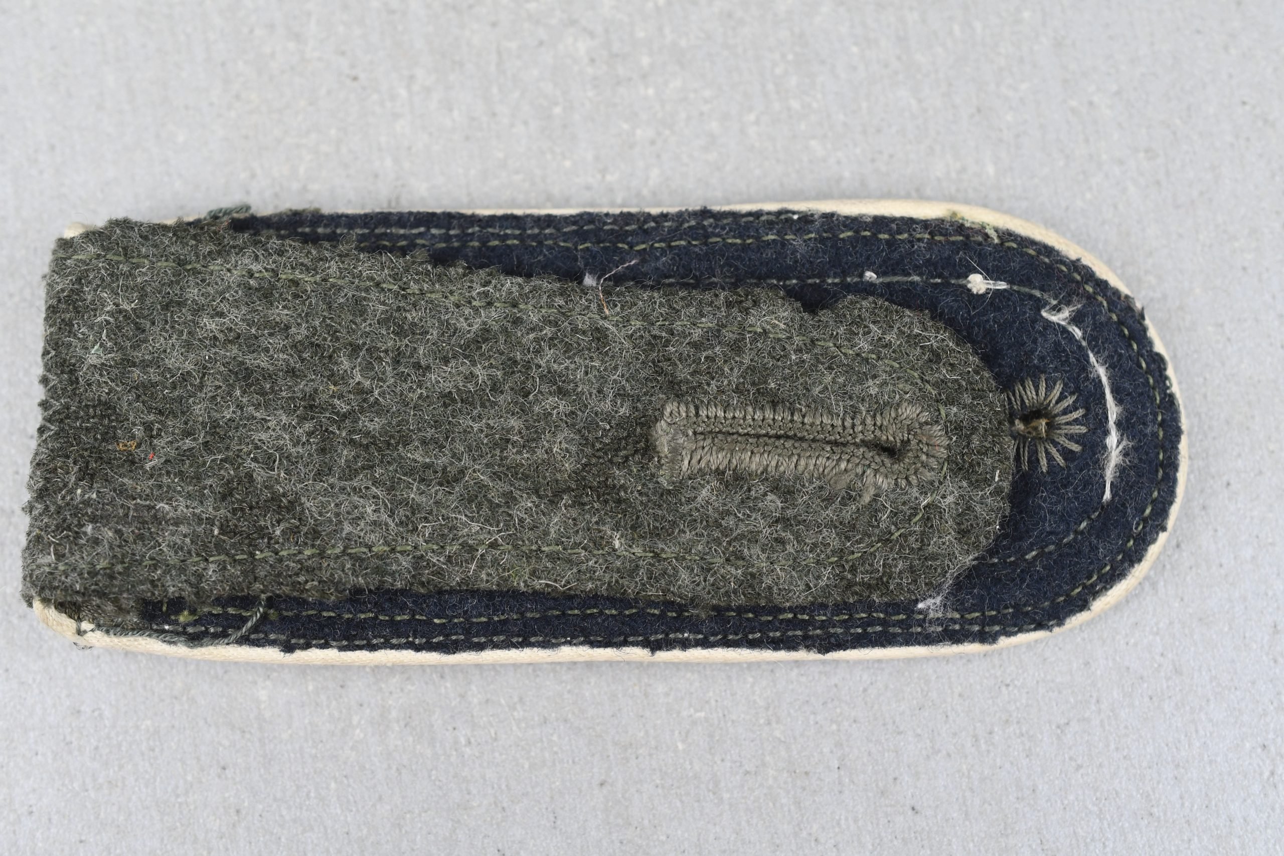 M40 army (Heer) infantry shoulder board for 'Oberfeldwebel'with blue backing — image 3