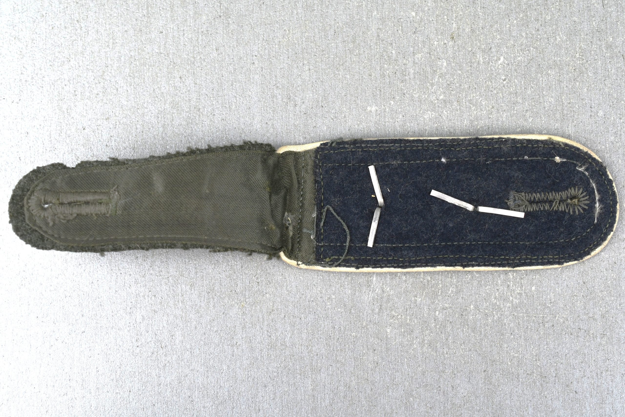 M40 army (Heer) infantry shoulder board for 'Oberfeldwebel'with blue backing — image 4