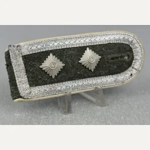 M40 army (Heer) infantry shoulder board for 'Oberfeldwebel'with blue backing