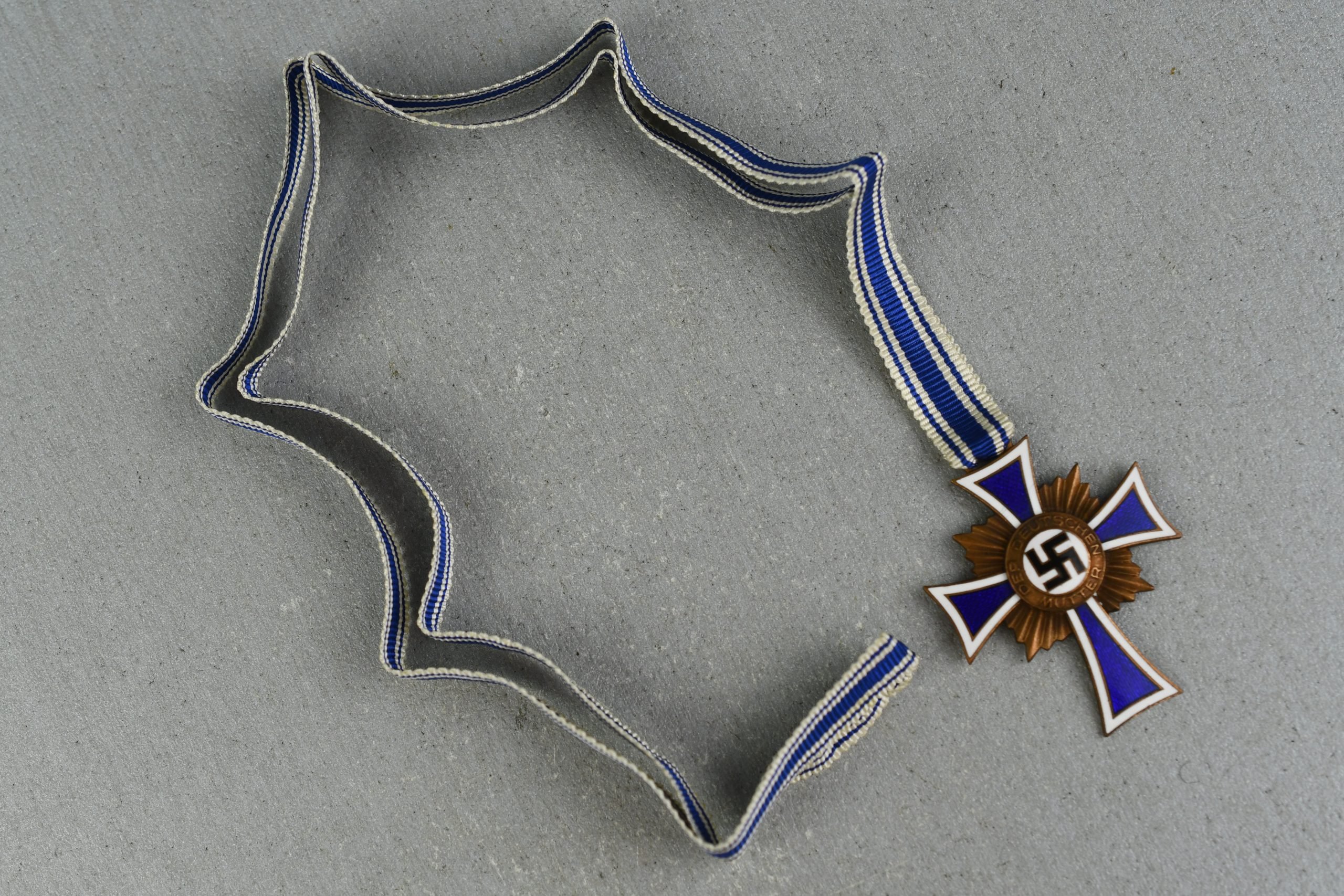 Bronze mother's cross with award envelope by Frank & Reif — image 4