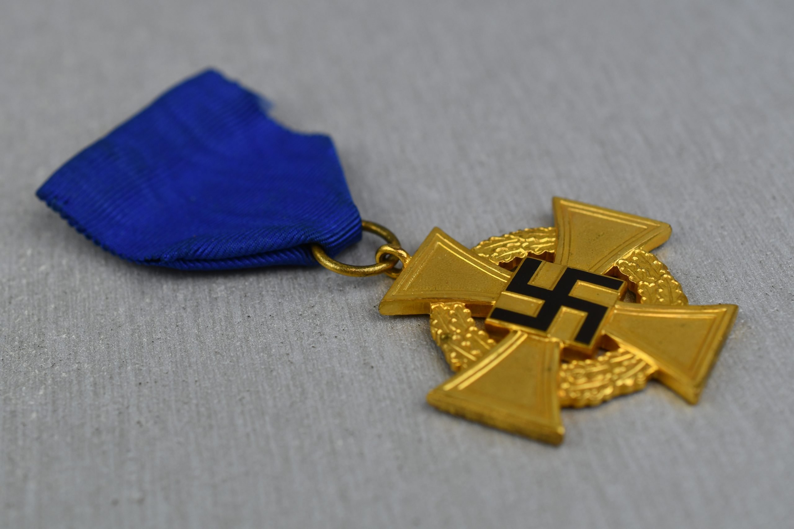 German gold 40 years faithful service medal in box by Deshler & Sohn — image 4