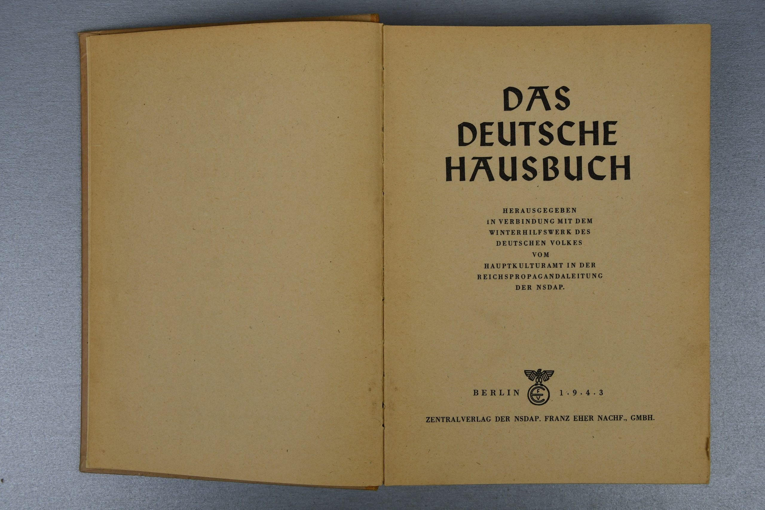 Hardcover book Das Deutsche Hausbuch, published in 1943 by Zentralverlag der NSDAP — image 2