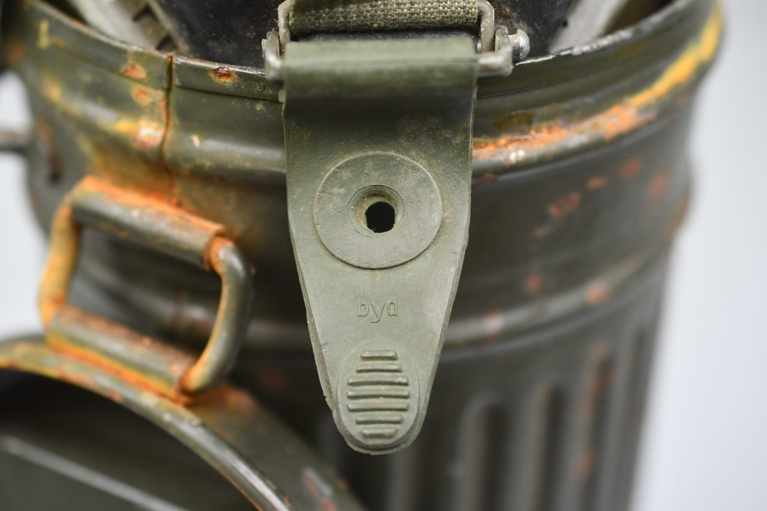 Wehrmacht M31 gas mask with canister 1944 — image 13