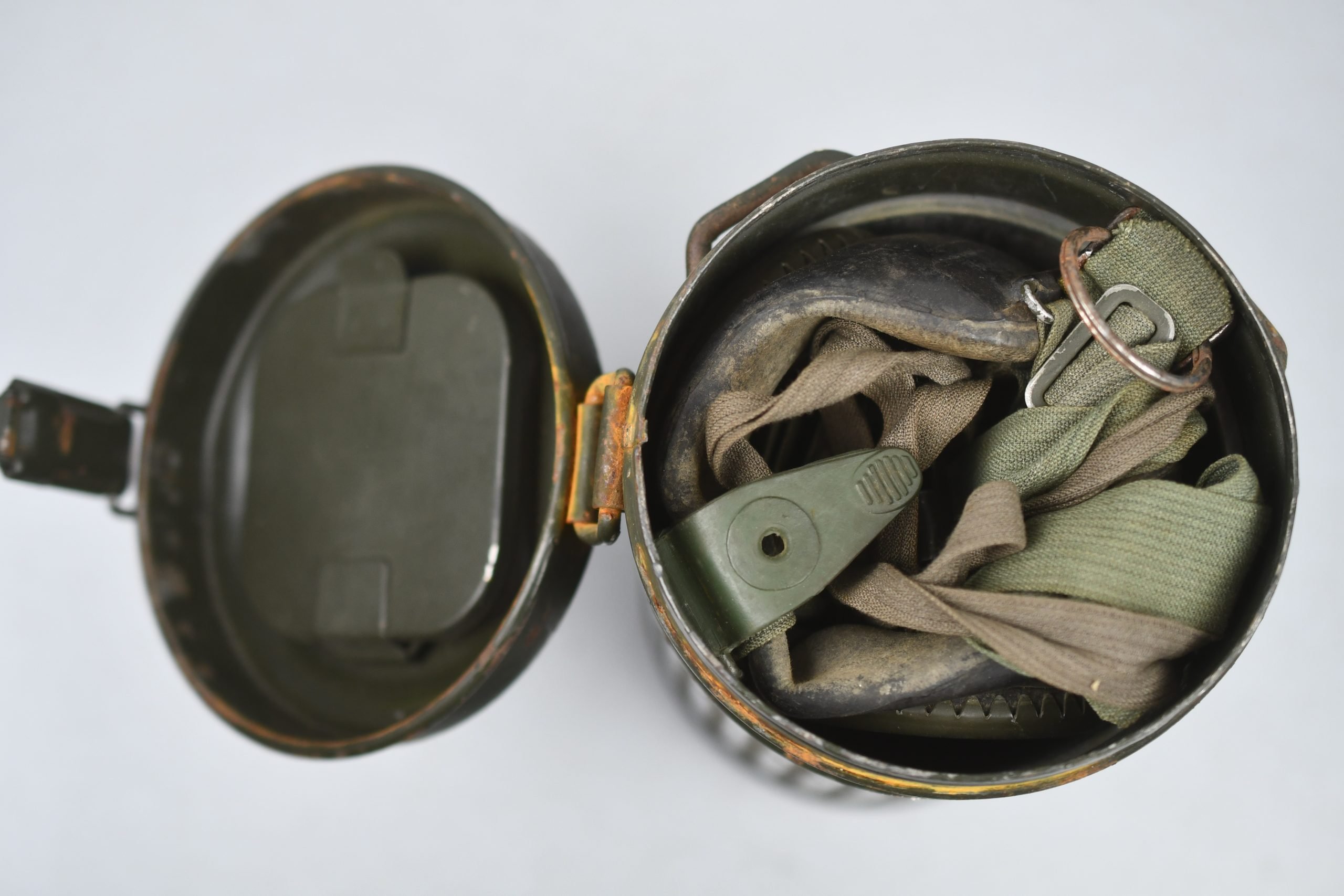 Wehrmacht M31 gas mask with canister 1944 — image 14