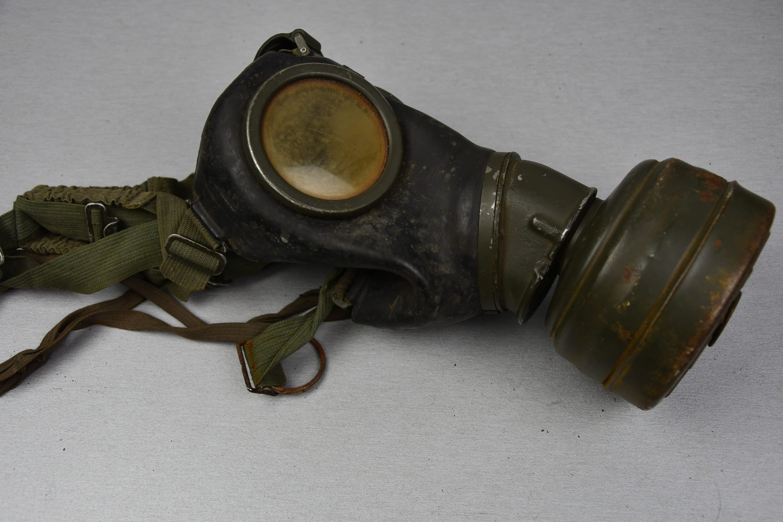 Wehrmacht M31 gas mask with canister 1944 — image 2