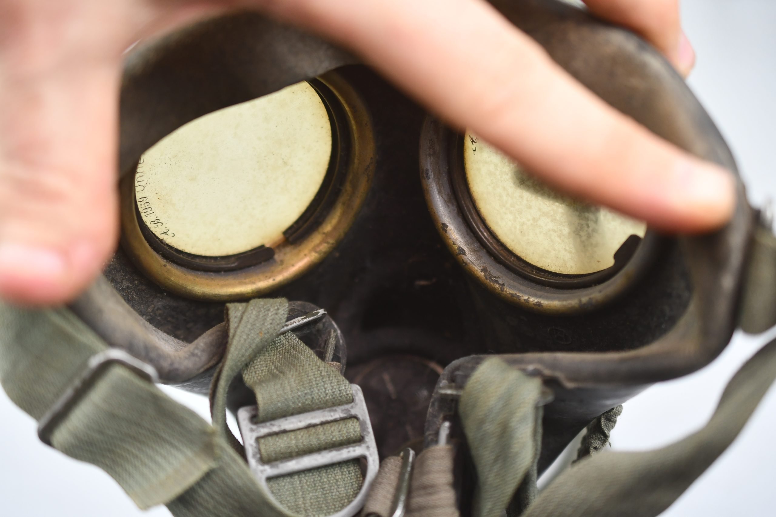 Wehrmacht M31 gas mask with canister 1944 — image 5