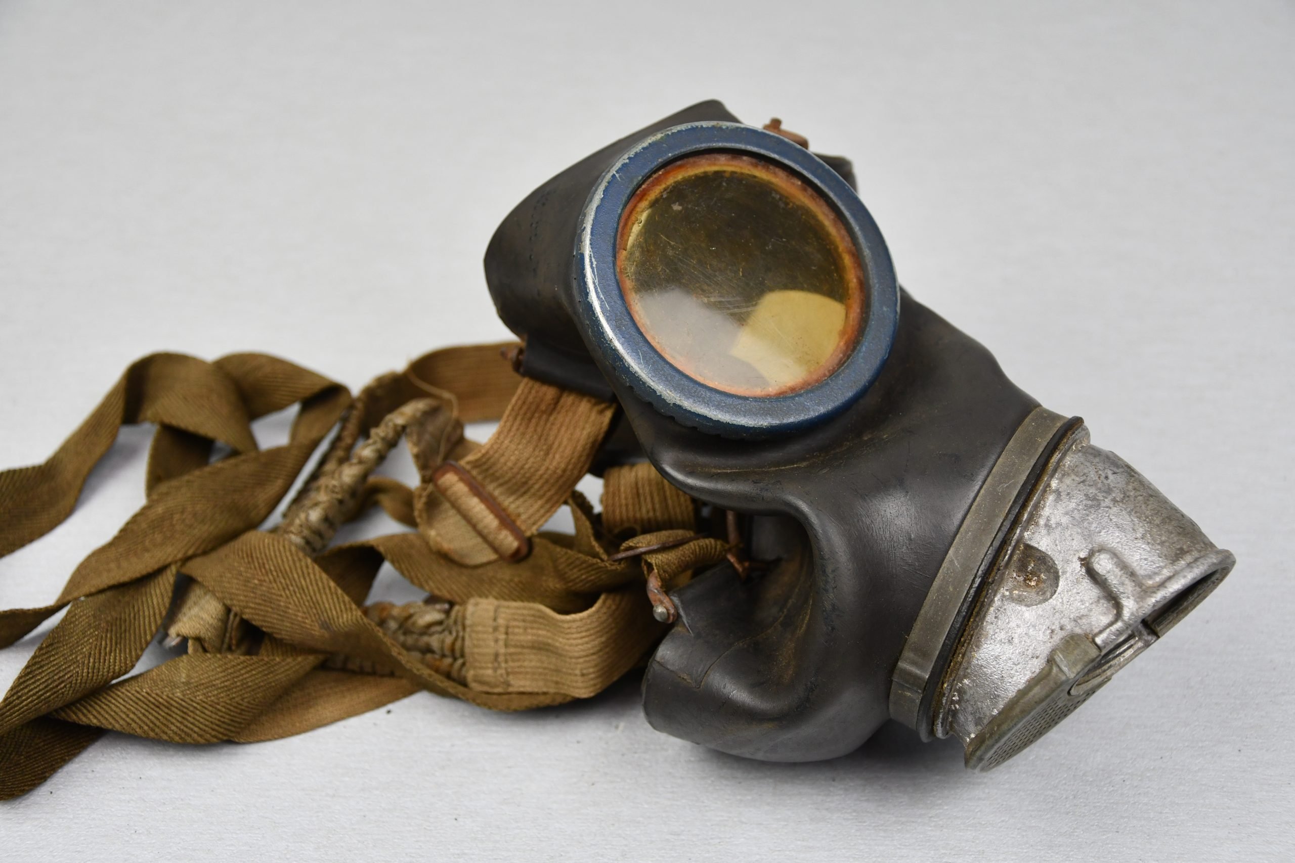 Wehrmacht M31 gas mask with reissued short canister 1937 — image 2