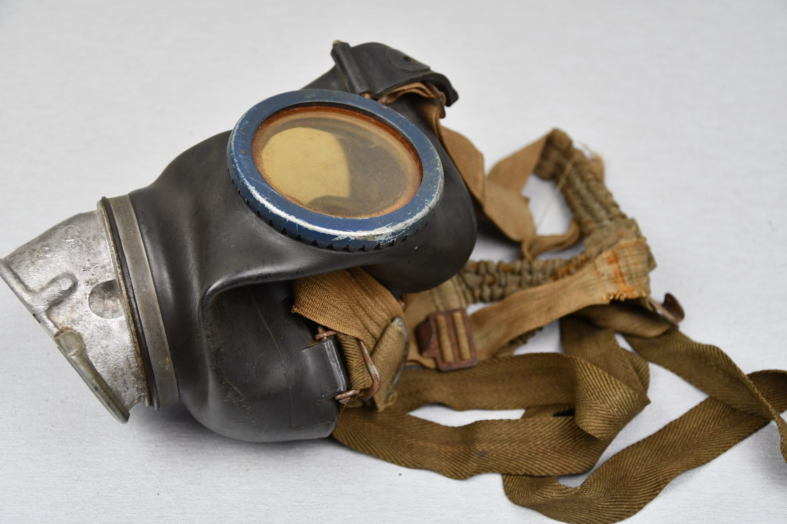 Wehrmacht M31 gas mask with reissued short canister 1937 — image 3