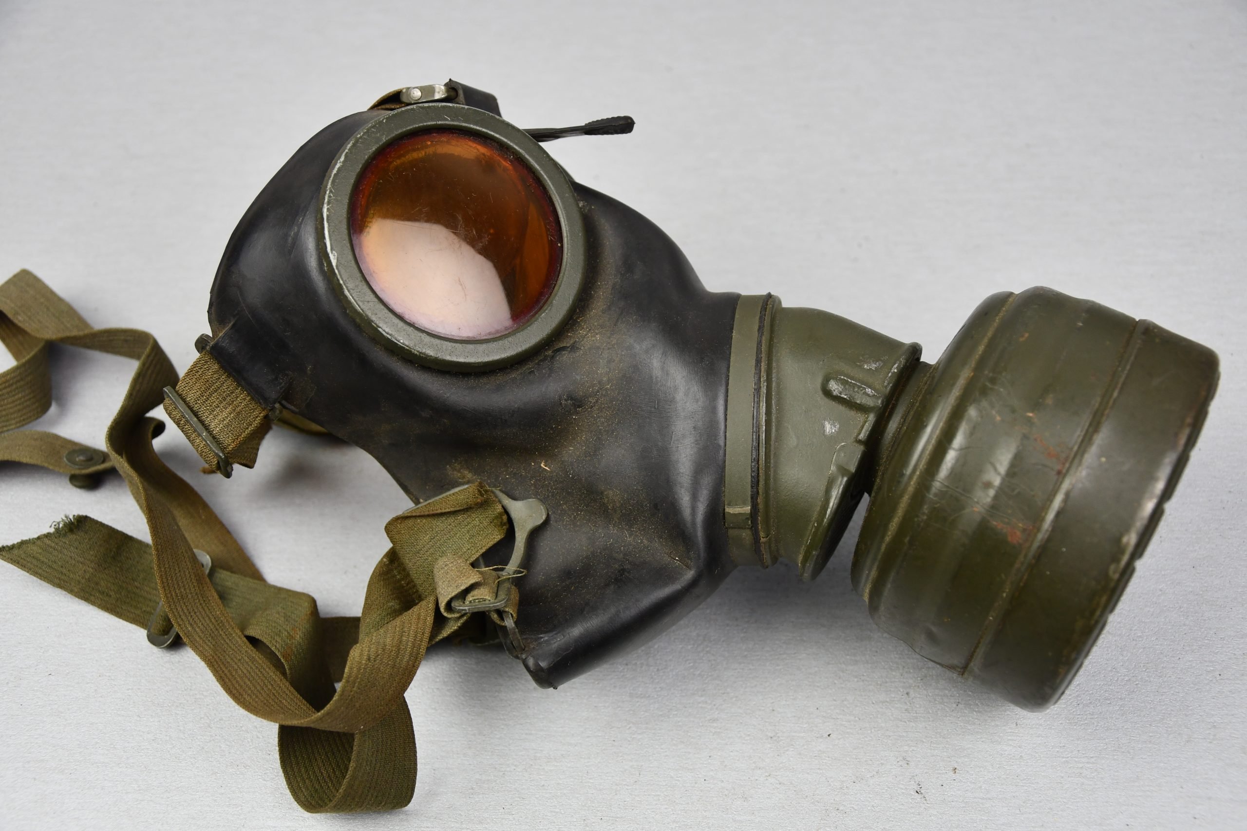 Wehrmacht M31 gas mask with canister 1944 — image 2