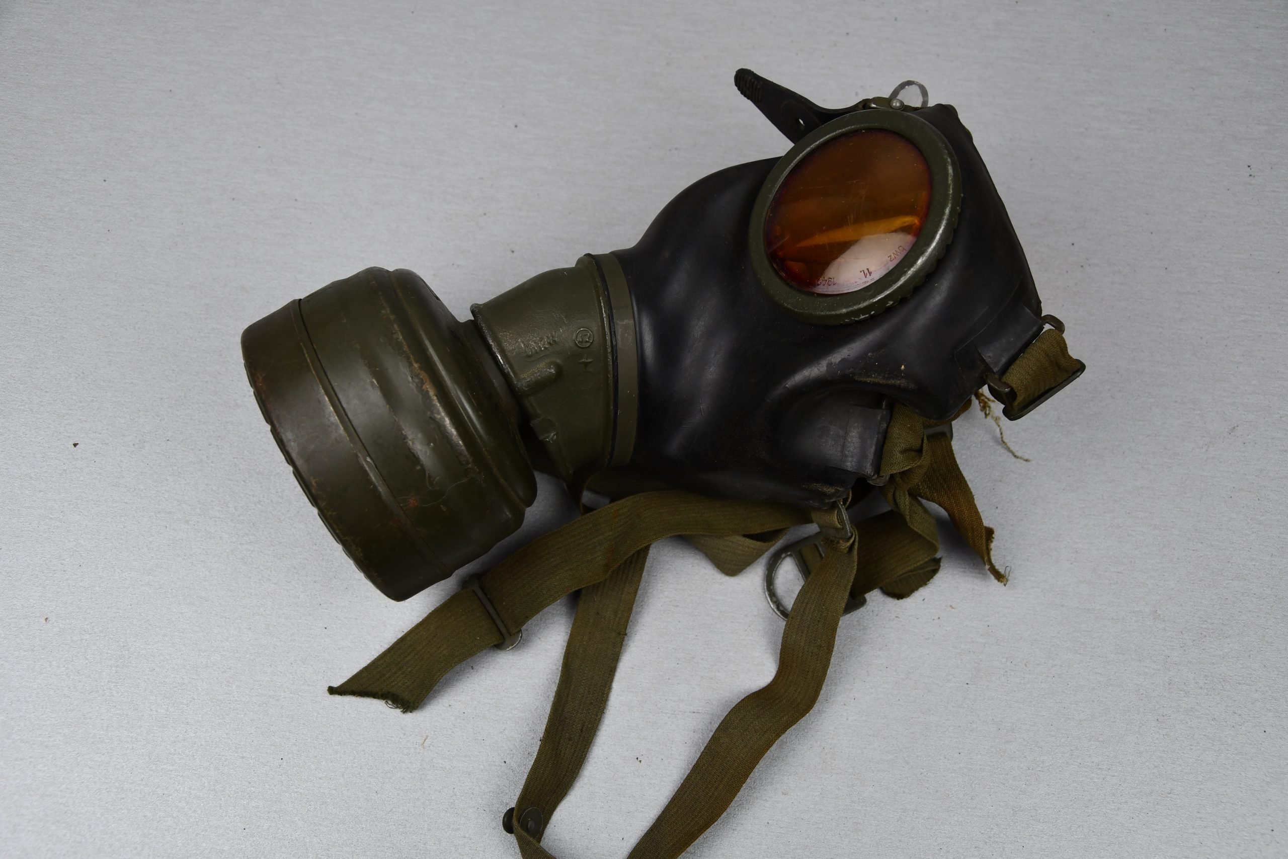 Wehrmacht M31 gas mask with canister 1944 — image 3