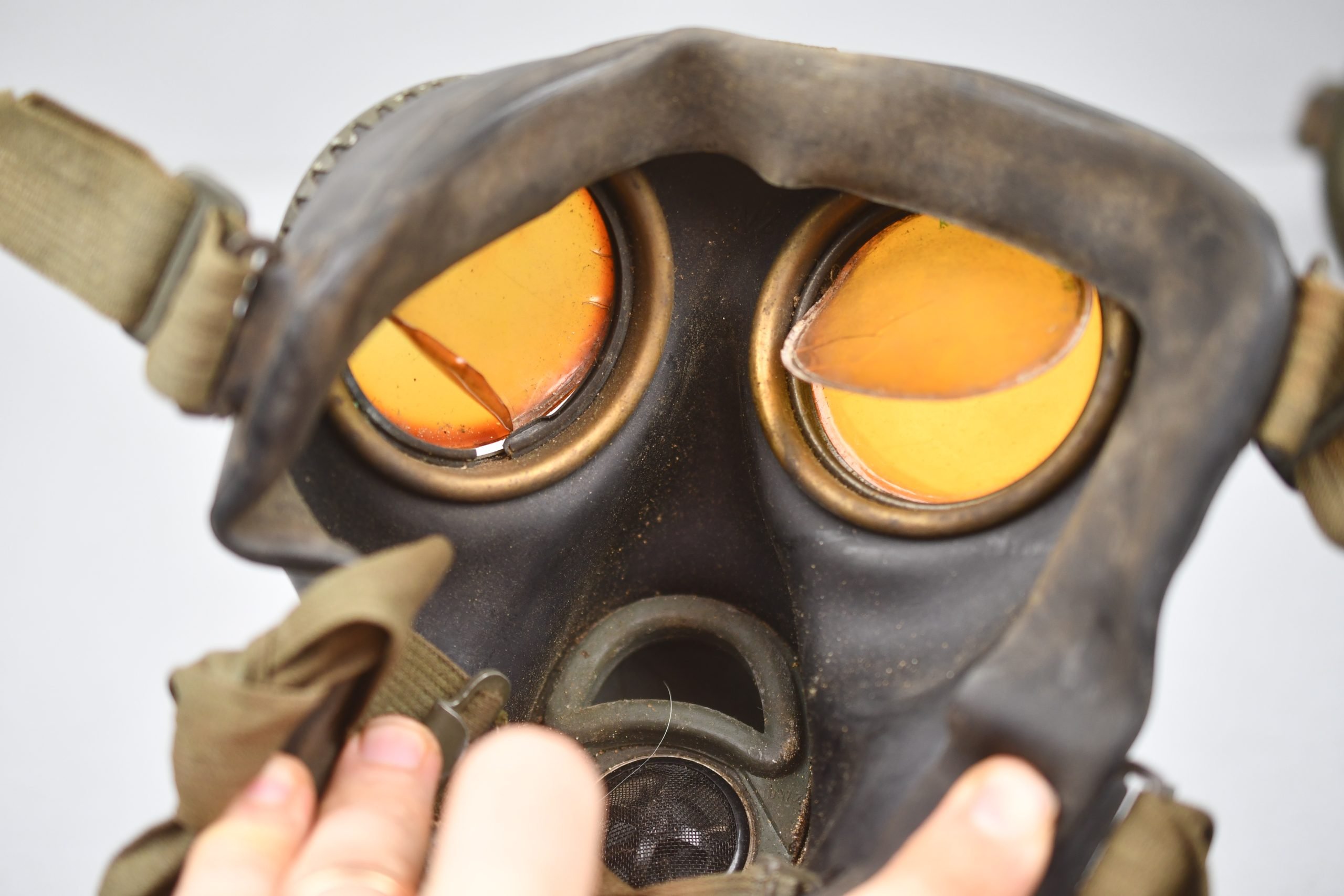 Wehrmacht M31 gas mask with canister 1944 — image 5