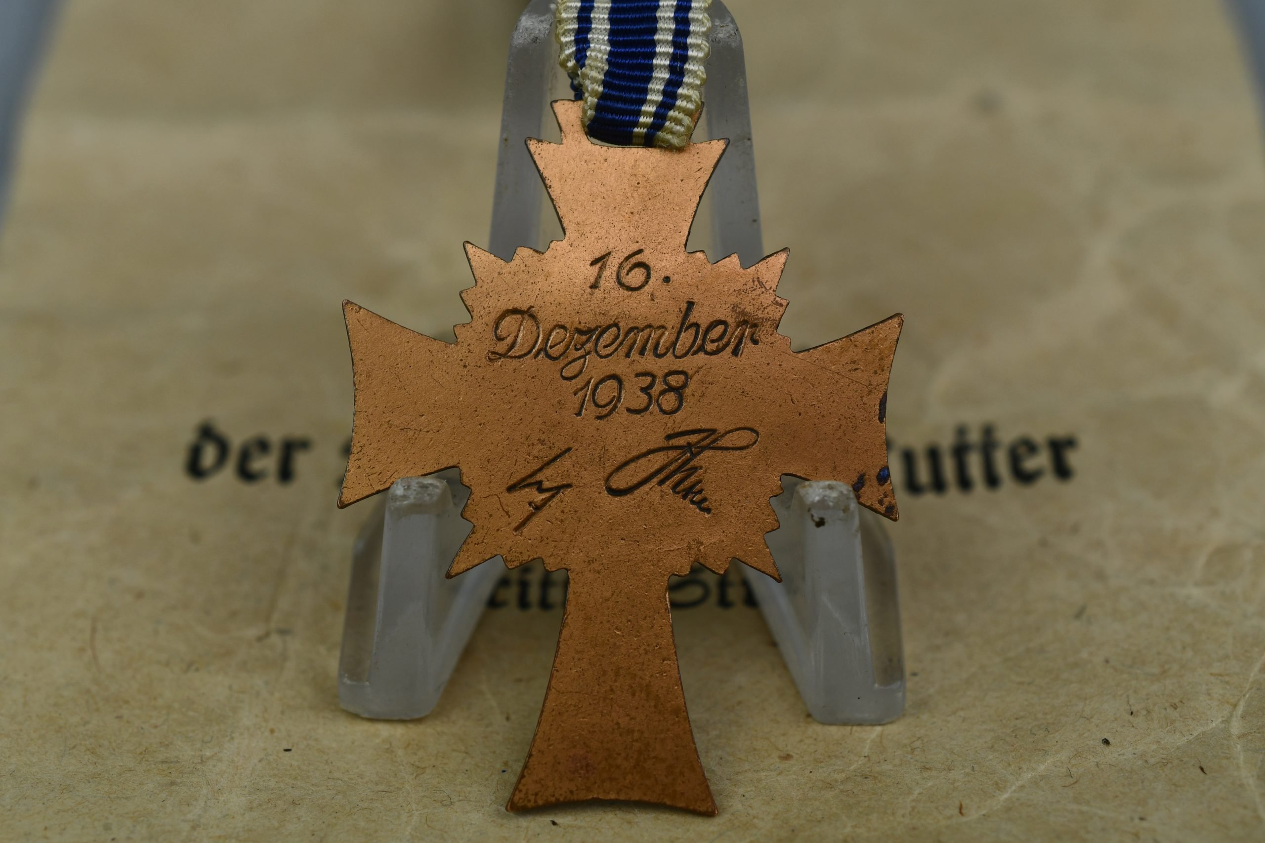 Bronze mother's cross with award envelope by Jakob Bengel — image 2