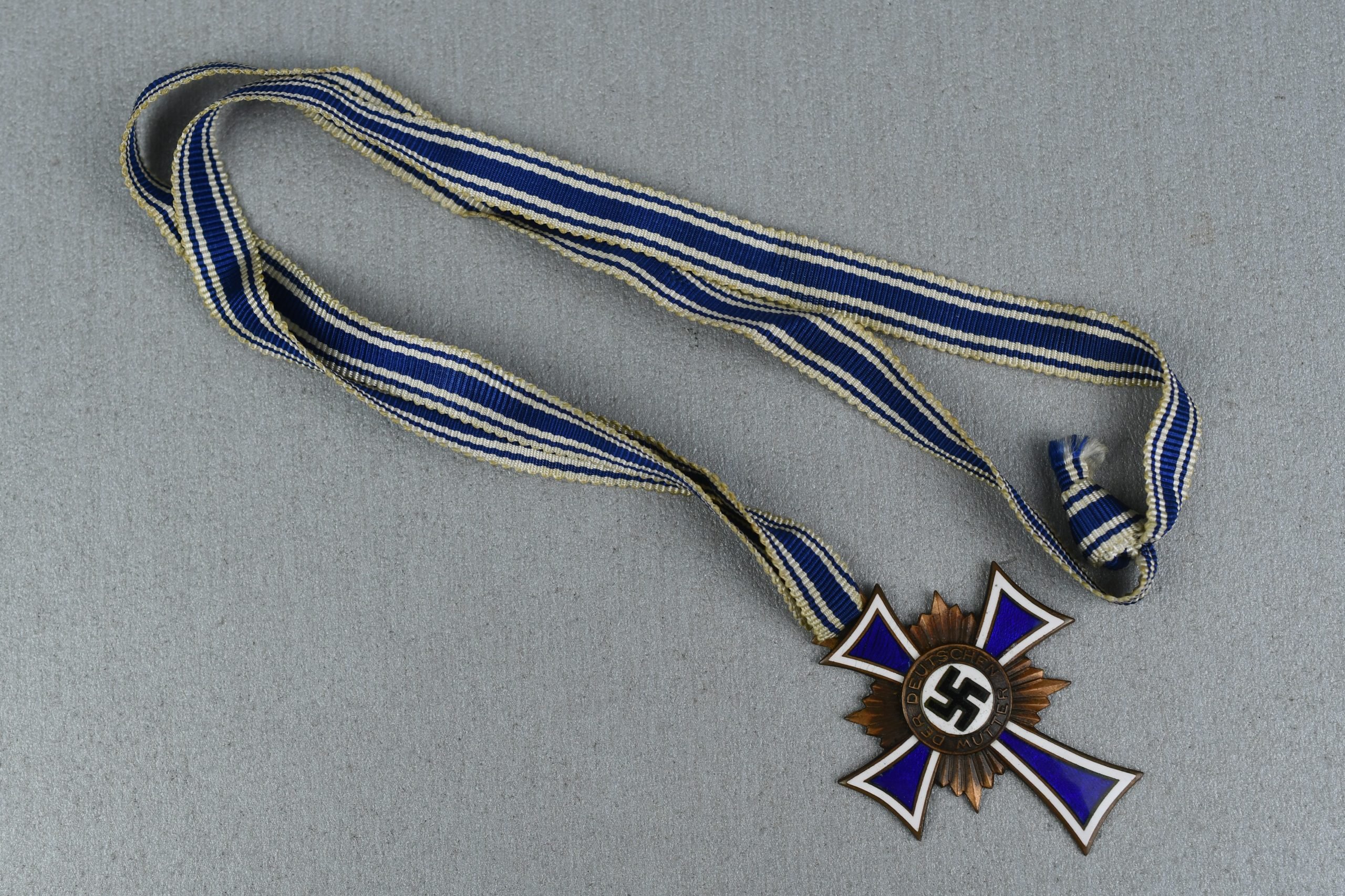 Bronze mother's cross with award envelope by Jakob Bengel — image 3