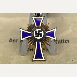 Bronze mother's cross with award envelope by Jakob Bengel