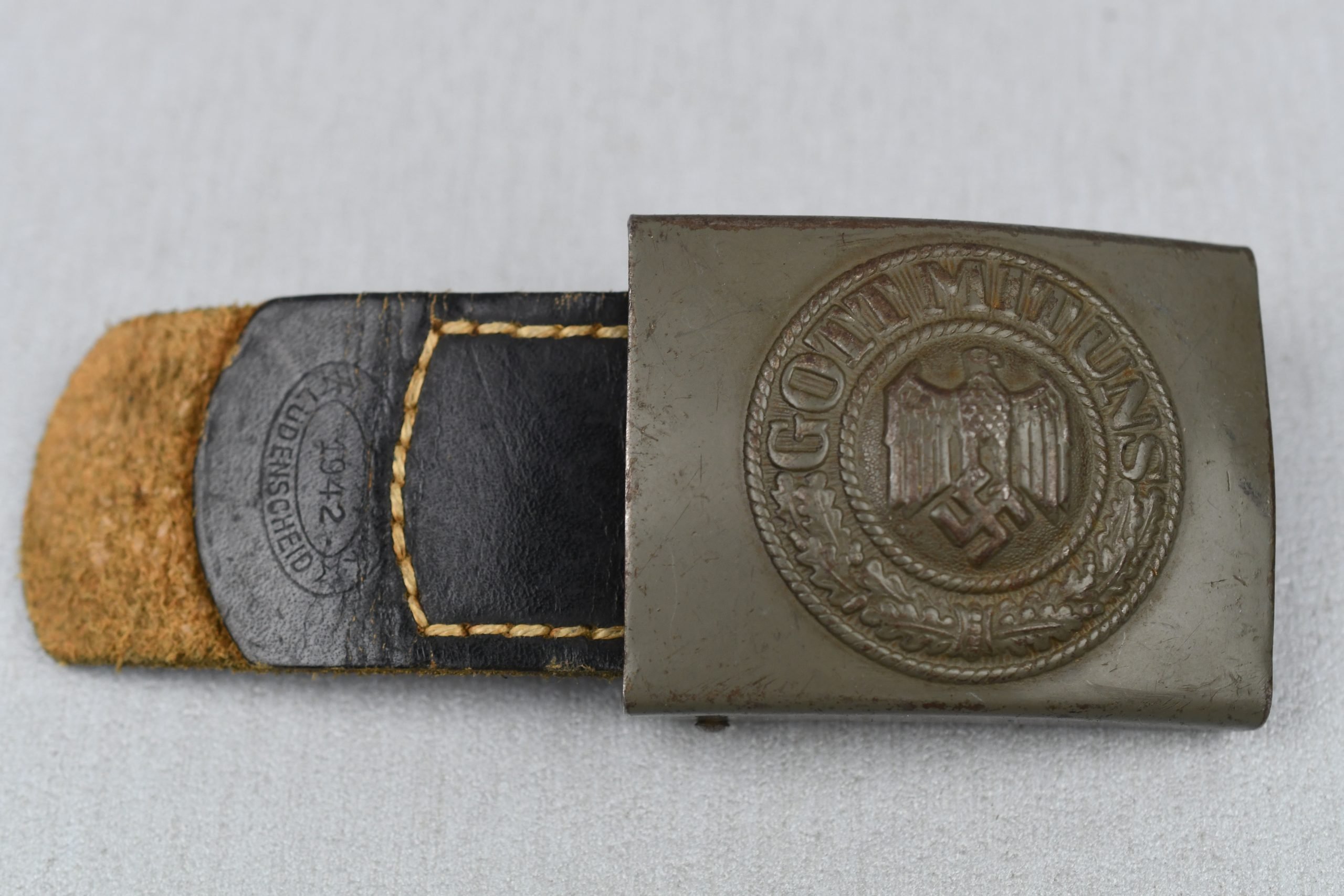 Steel army (Heer) belt buckle with black leather tab by Noelle & Hueck 1942 — image 2